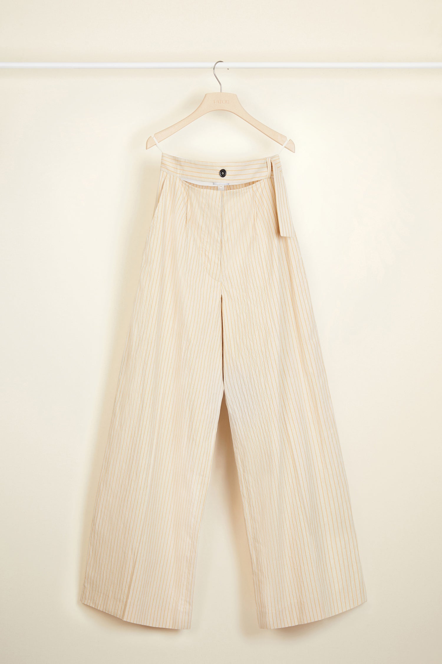 Patou - Pantalone fluido in seersucker - Honey - Il seersucker rivisitato.Pantalone in seersucker color miele. Vestibilità morbida e fluida. Vita alta con cintura parzialmente staccata. Bottone oro inciso JP. Pince sul fronte, tasche ai lati.