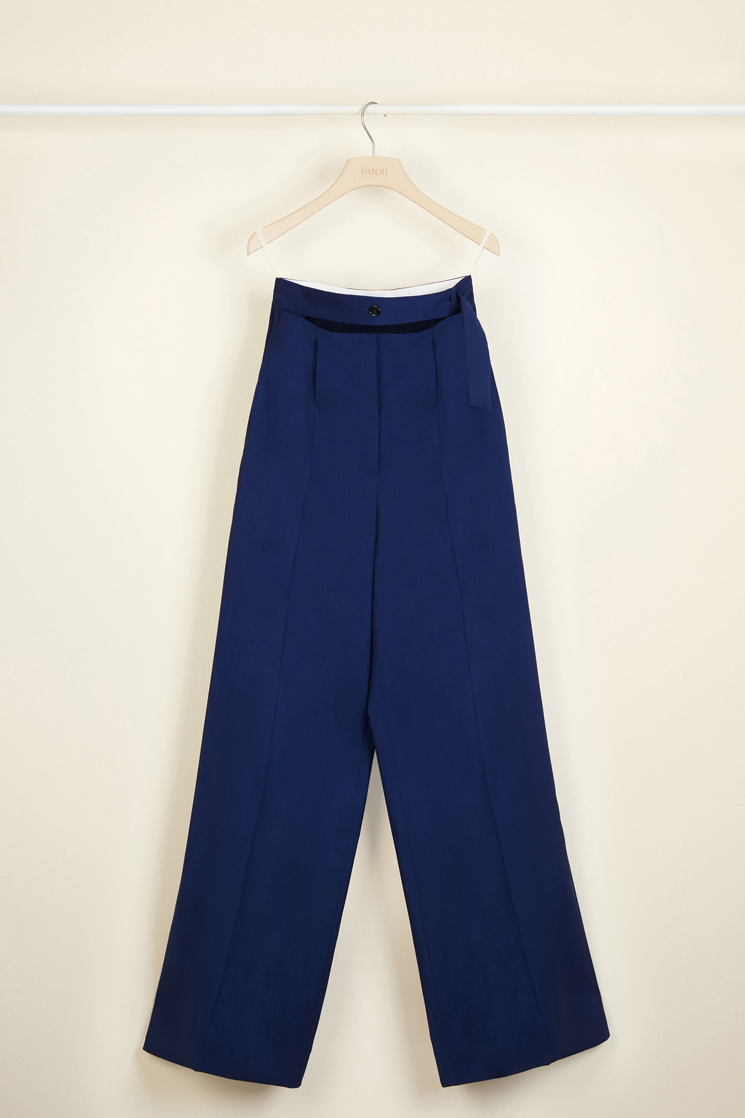 Patou - Pantalon ample en laine d&amp;#39;été - Persian Blue - Le charme discret de la décontraction.Pantalon en laine d&amp;#39;été bleu persan. Silhouette ample et fluide. Taille haute avec ceinture partiellement détachée. Bouton doré gravé JP. Pinces à l&amp;#39;avant, poches latérales.