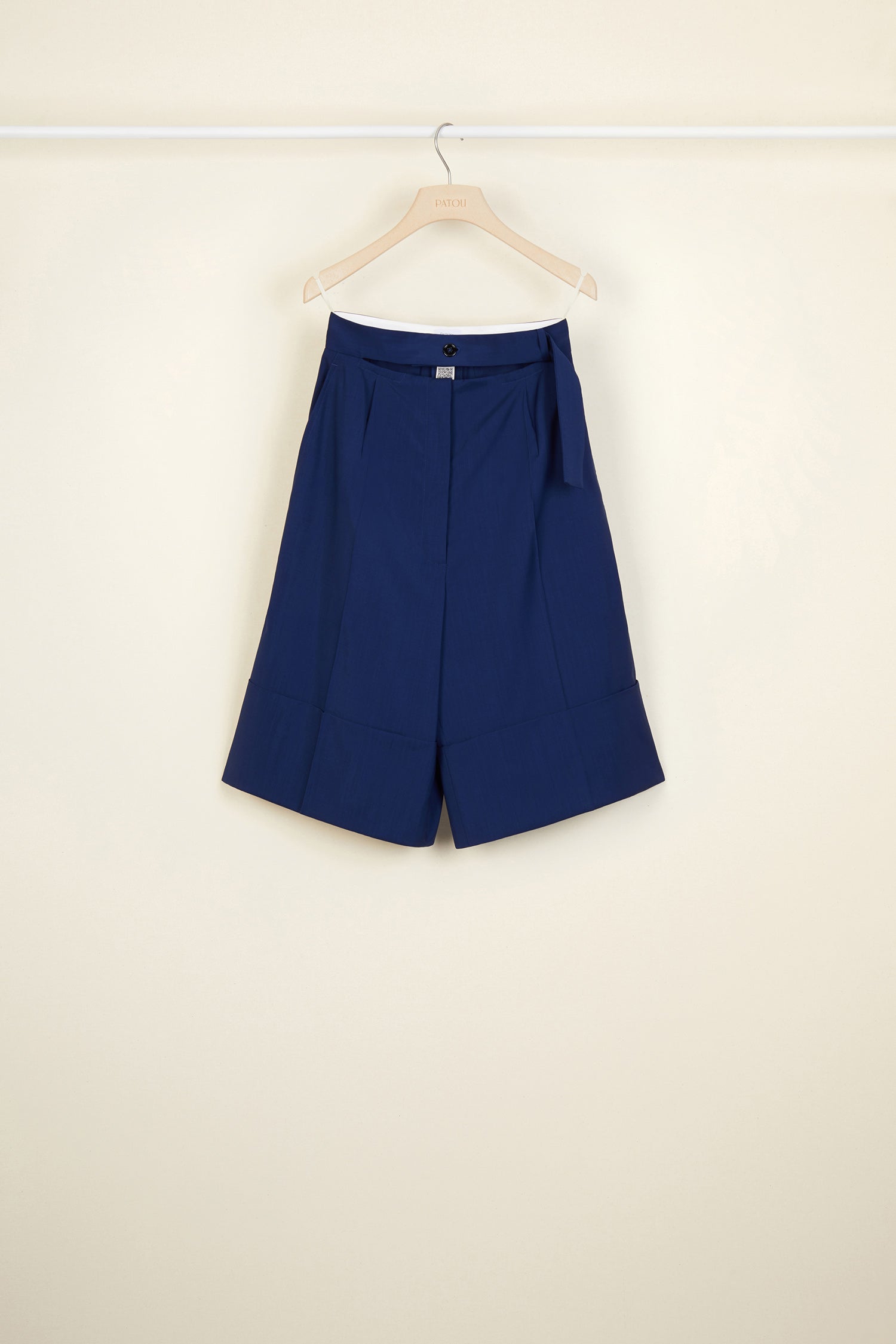 Patou - Pantaloncini fluidi in lana estiva - Persian Blue - L&amp;#39;eleganza del corto.Pantalone in seersucker color miele. Vestibilità morbida e fluida. Vita alta con cintura parzialmente staccata. Bottone oro inciso JP. Pince sul fronte, tasche ai lati.