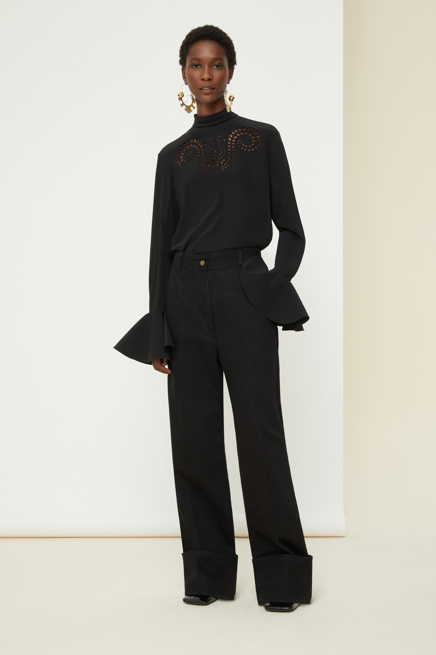 Patou - 刺繍入りシルクトップ - Black - 愛らしいペイズリー、記憶に残るパトゥ。  ブラックのシルク製ブラウス、ペイズリー風カットワーク刺繍。ハイネック、背中にボタン留め。フロントにダーツ。背中にブランドを象徴するカーブシーム。円形の袖口にトップステッチ ディテール、ボタン留め。
