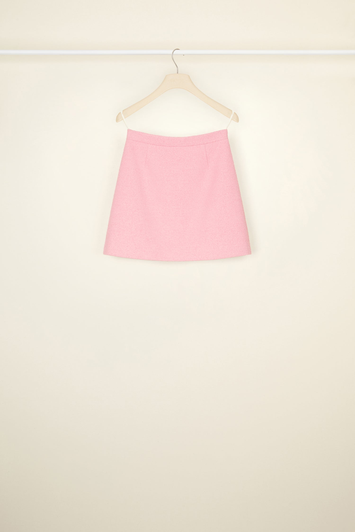 Patou - Minigonna iconica in cotone bouclé - Antique Pink - Un’estate in bouclé.  Gonna in cotone bouclé rosa antico. Lunghezza mini. Silhouette svasata. Pince sul fronte e retro. Chiusura con zip sul retro.