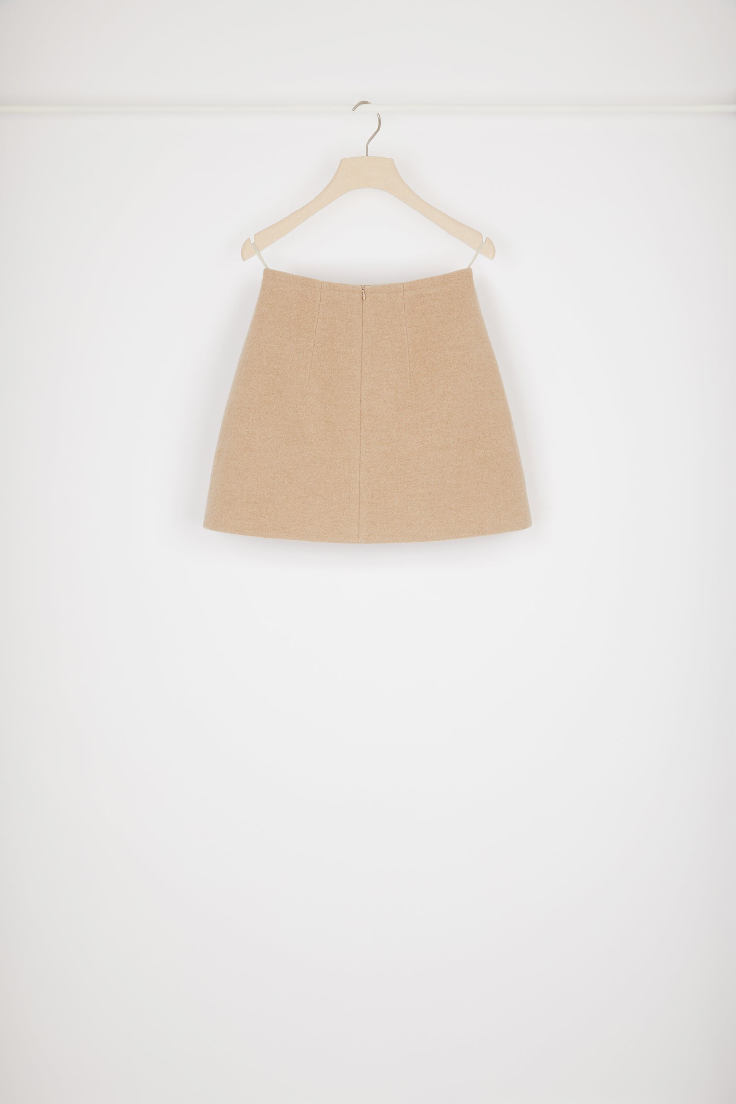 Patou - Mini jupe en laine double face - Biscuit - Patou, l&amp;#39;allure avant tout.Jupe en laine double face beige biscuit. Coupe courte. Zip au dos.