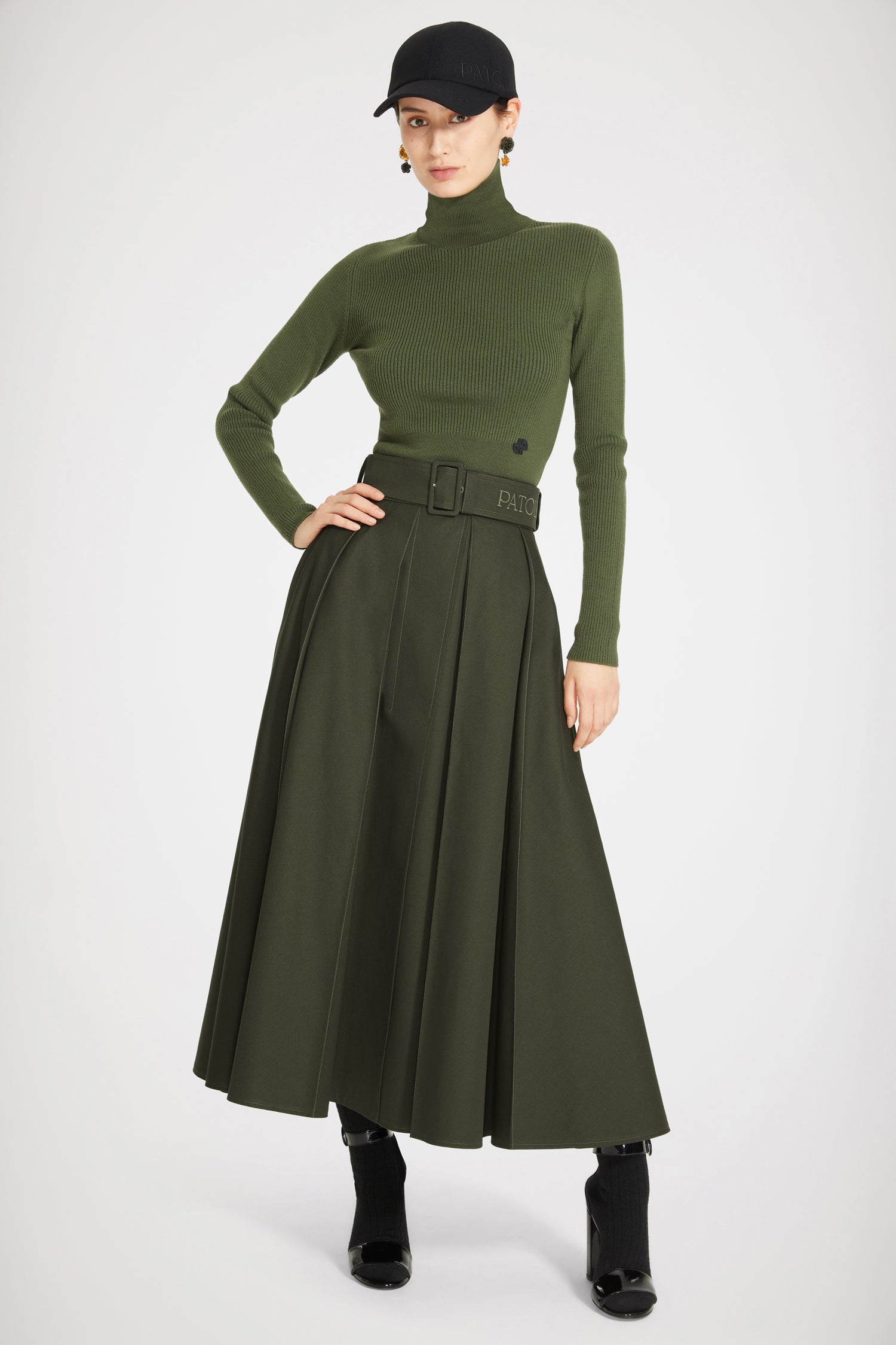 Patou - Pleated maxi skirt in organic cotton - Winter Moss - Patou pleats, a daytime sensation!Winter Moss green organic cotton canvas skirt. Maxi length. High waist. Adjustable belt at the waist with belt loops and embroidered Patou logo. Zip fastening at the back. Box pleats. Pockets at the sides.