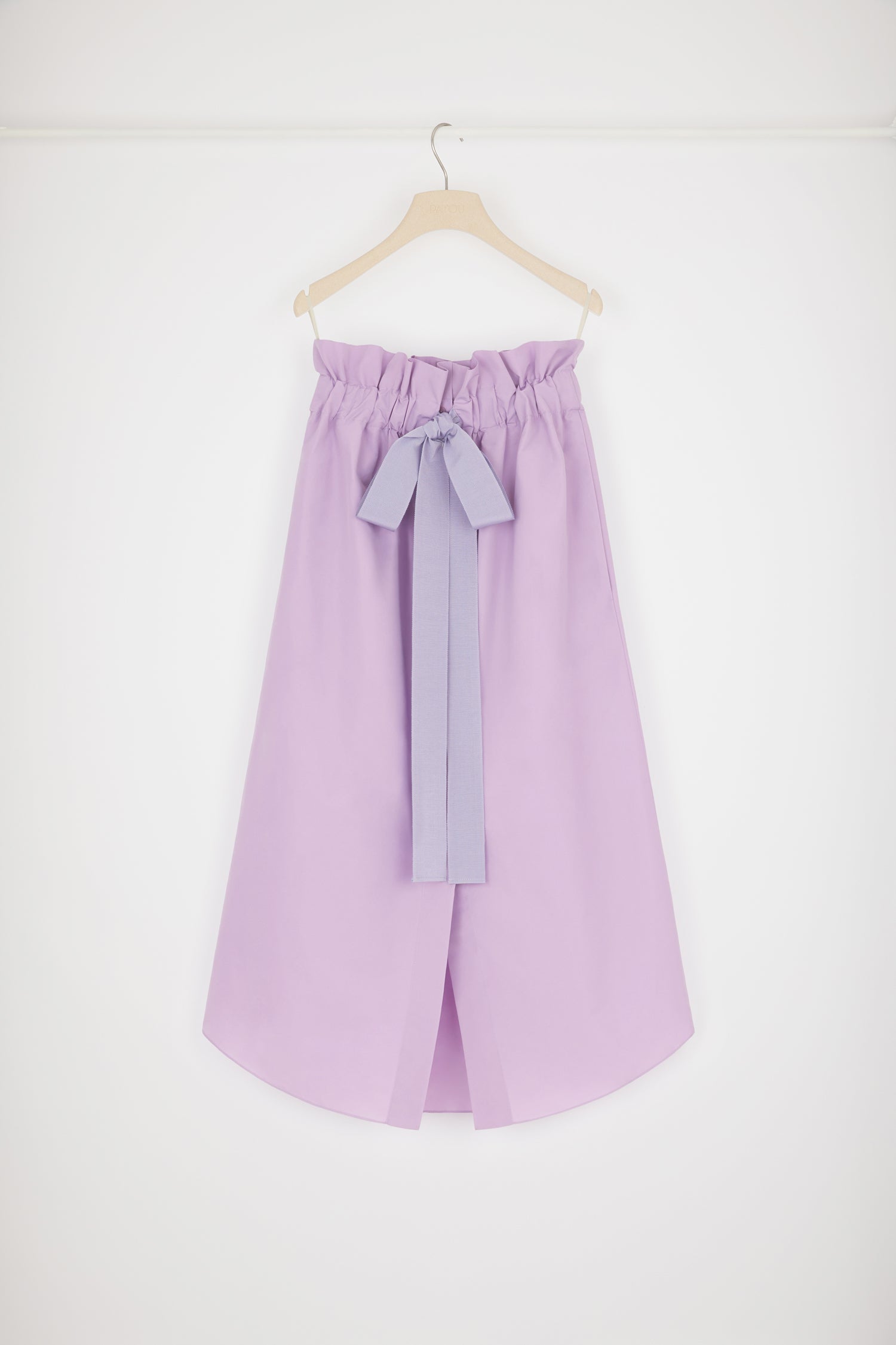 Patou - Gonna con coulisse in faglia riciclata - Wisteria - Il grosgrain avvolge la vita.Gonna in faglia riciclata viola glicine. Vita elasticizzata con dettaglio di grosgrain. Tasche ai lati. Spacco sul davanti.