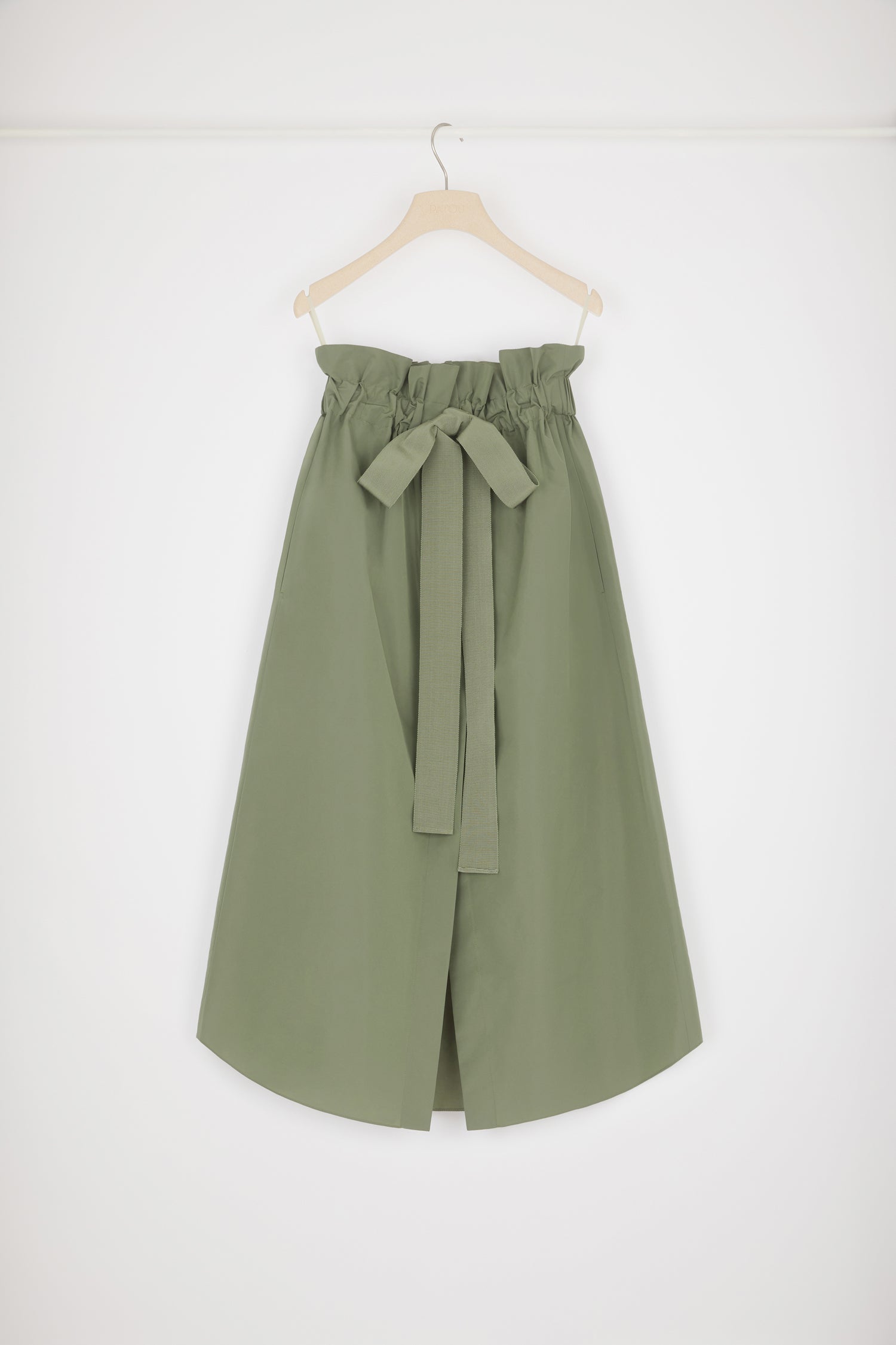 Patou - Gonna con coulisse in faglia riciclata - Loden - Il grosgrain avvolge la vita.Gonna in faglia riciclata verde Loden. Vita elasticizzata con dettaglio di grosgrain. Tasche ai lati. Spacco sul davanti.