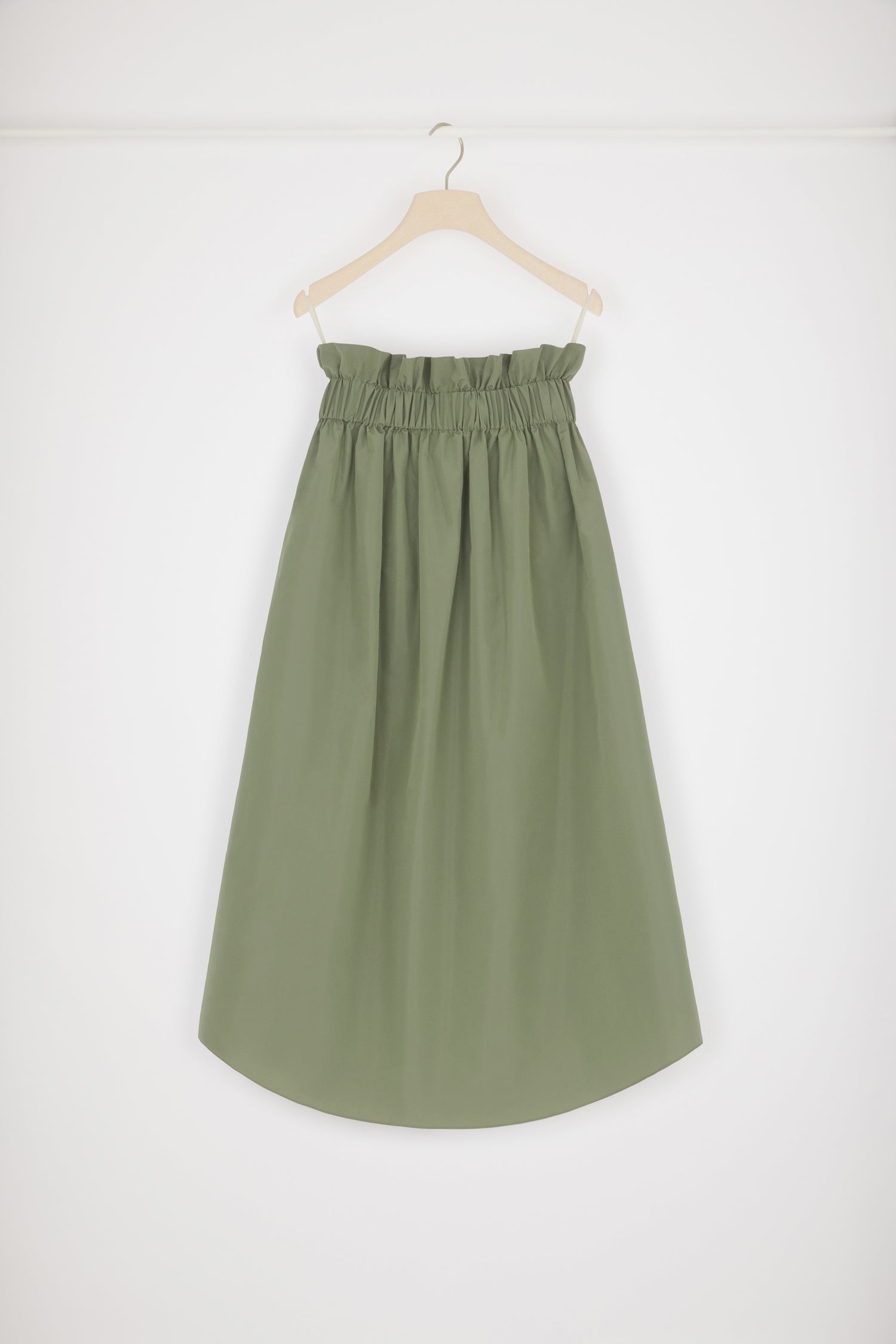 Patou - Gonna con coulisse in faglia riciclata - Loden - Il grosgrain avvolge la vita.Gonna in faglia riciclata verde Loden. Vita elasticizzata con dettaglio di grosgrain. Tasche ai lati. Spacco sul davanti.