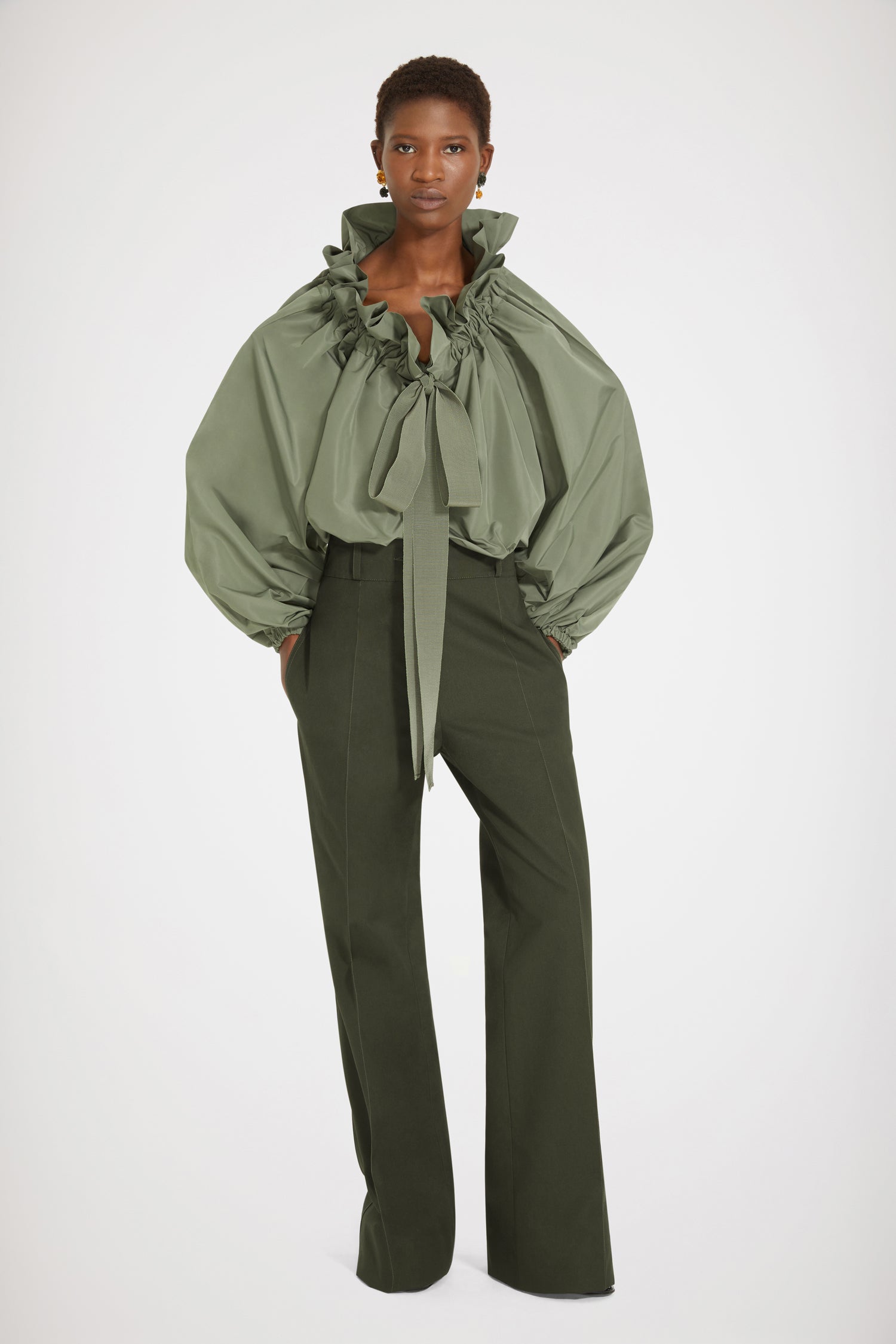 Patou - Top in faglia riciclata con maniche a palloncino - Loden - Collo alto o spalla scoperta? Il top Patou da indossare come decidi tu. Top in faglia riciclata verde Loden. Vestibilità oversize. Può essere indossato chiuso sul collo o in modo da scoprire le spalle. Collo con dettaglio di balza sul fronte e coulisse in grosgrain. Maniche a pipistrello con polsini elasticizzati. Vita elasticizzata.Vestibilità ampia (seleziona una taglia in meno per un look aderente).
