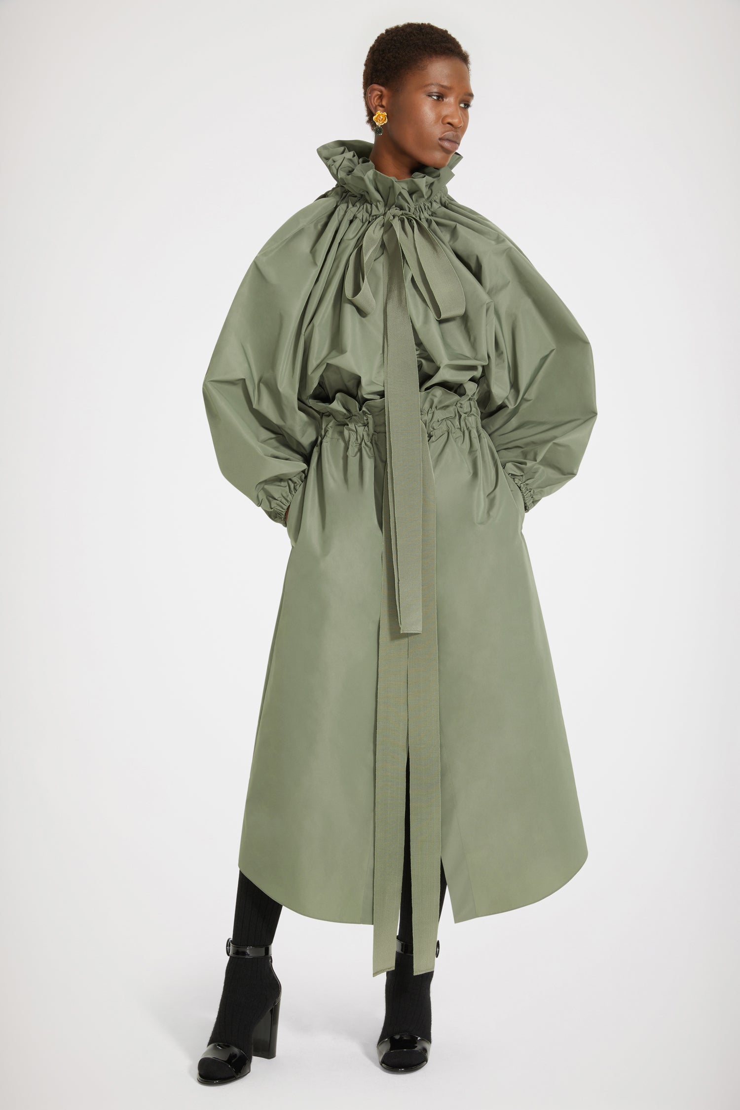 Patou - Top in faglia riciclata con maniche a palloncino - Loden - Collo alto o spalla scoperta? Il top Patou da indossare come decidi tu. Top in faglia riciclata verde Loden. Vestibilità oversize. Può essere indossato chiuso sul collo o in modo da scoprire le spalle. Collo con dettaglio di balza sul fronte e coulisse in grosgrain. Maniche a pipistrello con polsini elasticizzati. Vita elasticizzata.Vestibilità ampia (seleziona una taglia in meno per un look aderente).