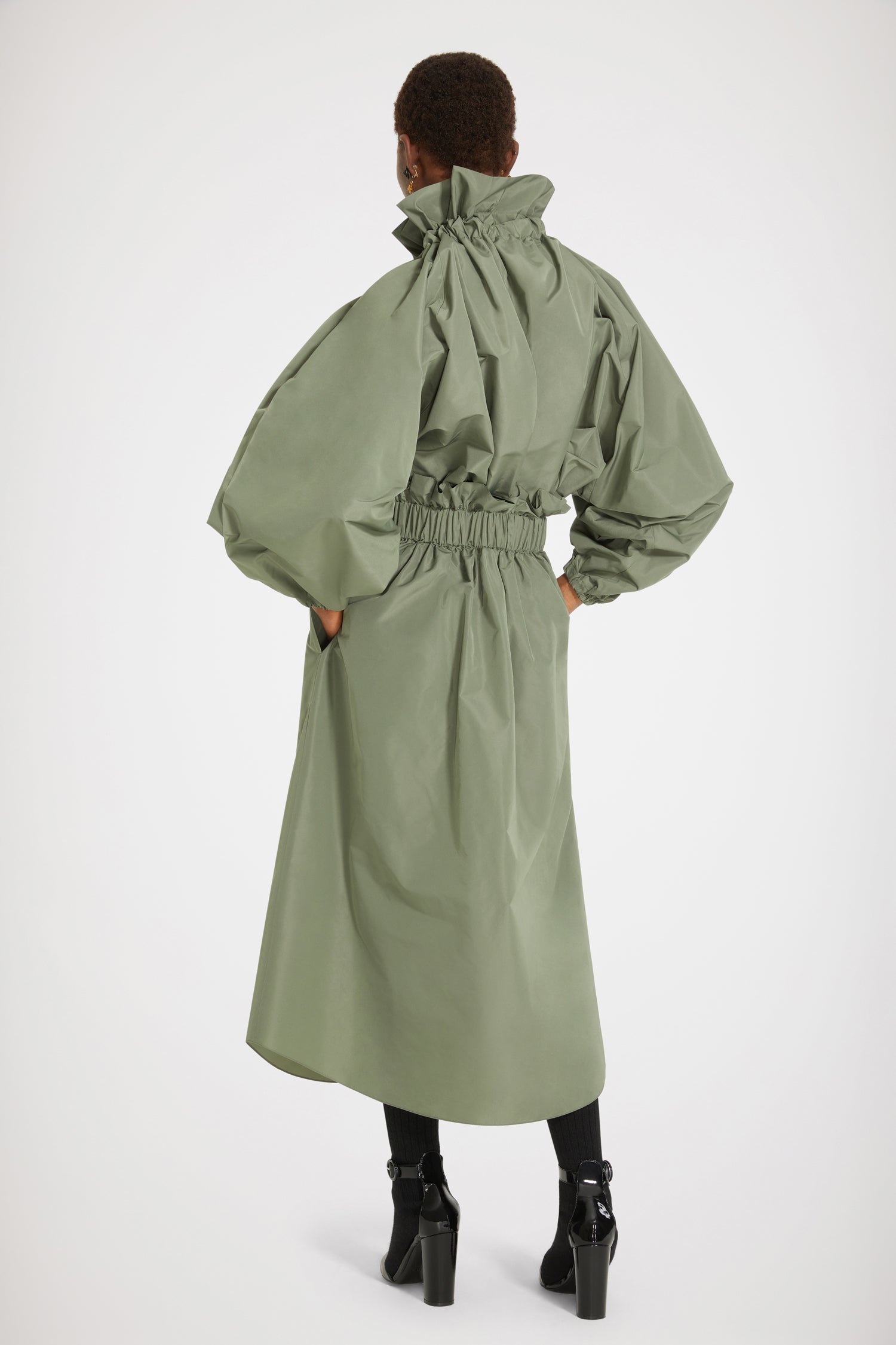 Patou - Top in faglia riciclata con maniche a palloncino - Loden - Collo alto o spalla scoperta? Il top Patou da indossare come decidi tu. Top in faglia riciclata verde Loden. Vestibilità oversize. Può essere indossato chiuso sul collo o in modo da scoprire le spalle. Collo con dettaglio di balza sul fronte e coulisse in grosgrain. Maniche a pipistrello con polsini elasticizzati. Vita elasticizzata.Vestibilità ampia (seleziona una taglia in meno per un look aderente).