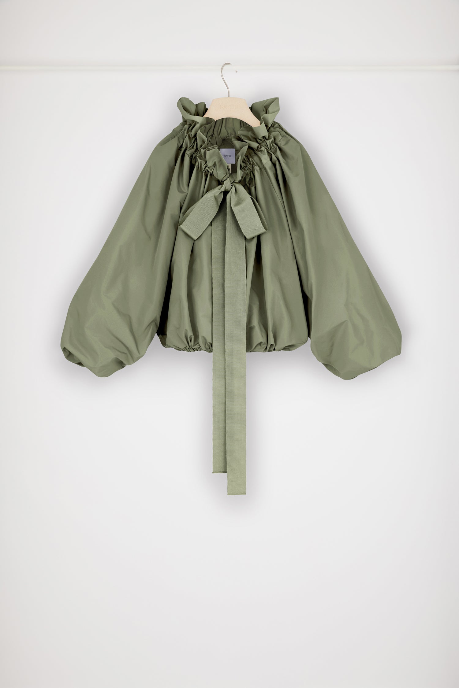 Patou - Top in faglia riciclata con maniche a palloncino - Loden - Collo alto o spalla scoperta? Il top Patou da indossare come decidi tu. Top in faglia riciclata verde Loden. Vestibilità oversize. Può essere indossato chiuso sul collo o in modo da scoprire le spalle. Collo con dettaglio di balza sul fronte e coulisse in grosgrain. Maniche a pipistrello con polsini elasticizzati. Vita elasticizzata.Vestibilità ampia (seleziona una taglia in meno per un look aderente).