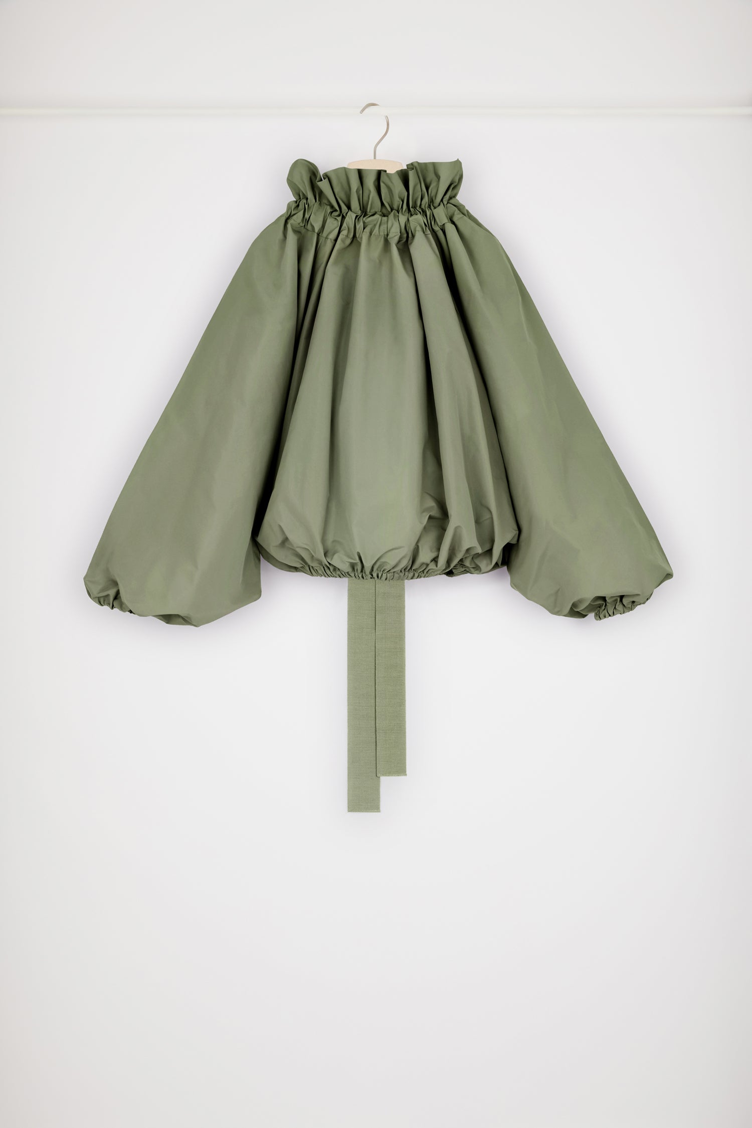 Patou - Top in faglia riciclata con maniche a palloncino - Loden - Collo alto o spalla scoperta? Il top Patou da indossare come decidi tu. Top in faglia riciclata verde Loden. Vestibilità oversize. Può essere indossato chiuso sul collo o in modo da scoprire le spalle. Collo con dettaglio di balza sul fronte e coulisse in grosgrain. Maniche a pipistrello con polsini elasticizzati. Vita elasticizzata.Vestibilità ampia (seleziona una taglia in meno per un look aderente).