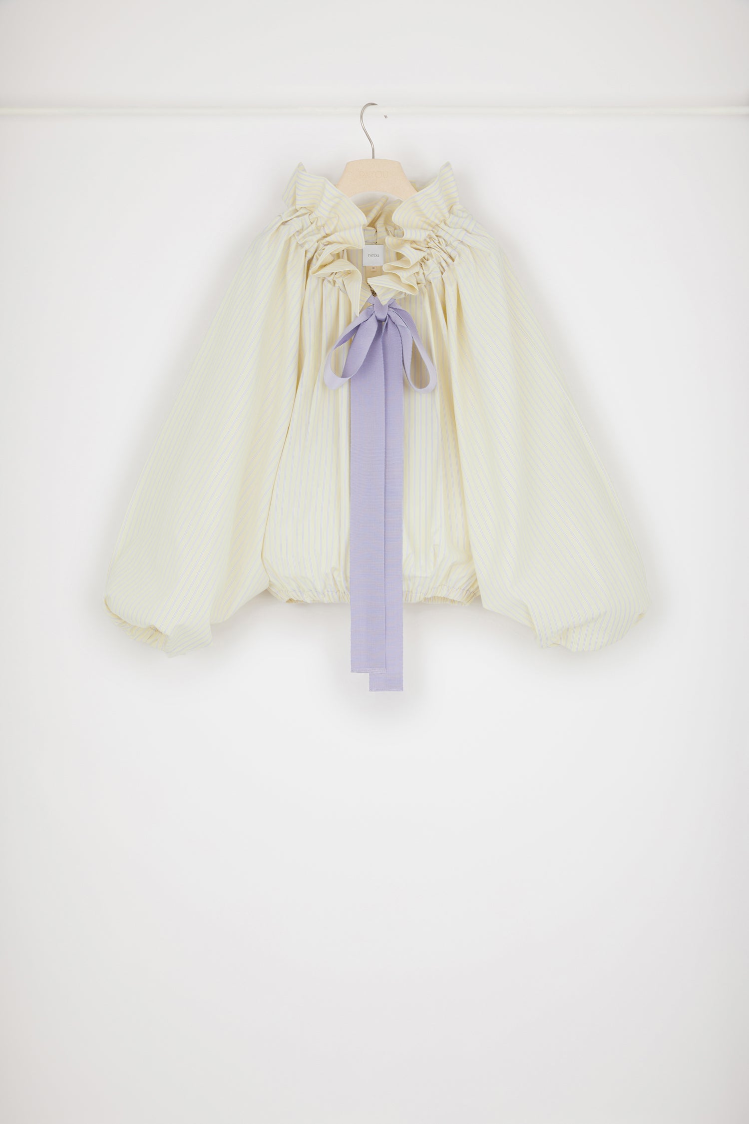 Patou - Top aus Bio-Baumwolle mit Puffärmeln und Kordelzug - Amethyst Yellow - Wunderbare neue Versionen einer echten Patou Ikone.Top aus Bio-Baumwolle in Amethyst-Gelb. Kontrastierende Streifen. Voluminöser Schnitt, kann um den Hals oder um die Schultern geknotet getragen werden. Tunnelzugkragen mit Volant vorne und langen Bändern aus Ripsband. Fledermausärmel mit elastischen Bundabschlüssen. Elastischer Taillenbund.Lockerer Schnitt (für einen körperbetonteren Stil bitte eine Größe kleiner wählen).