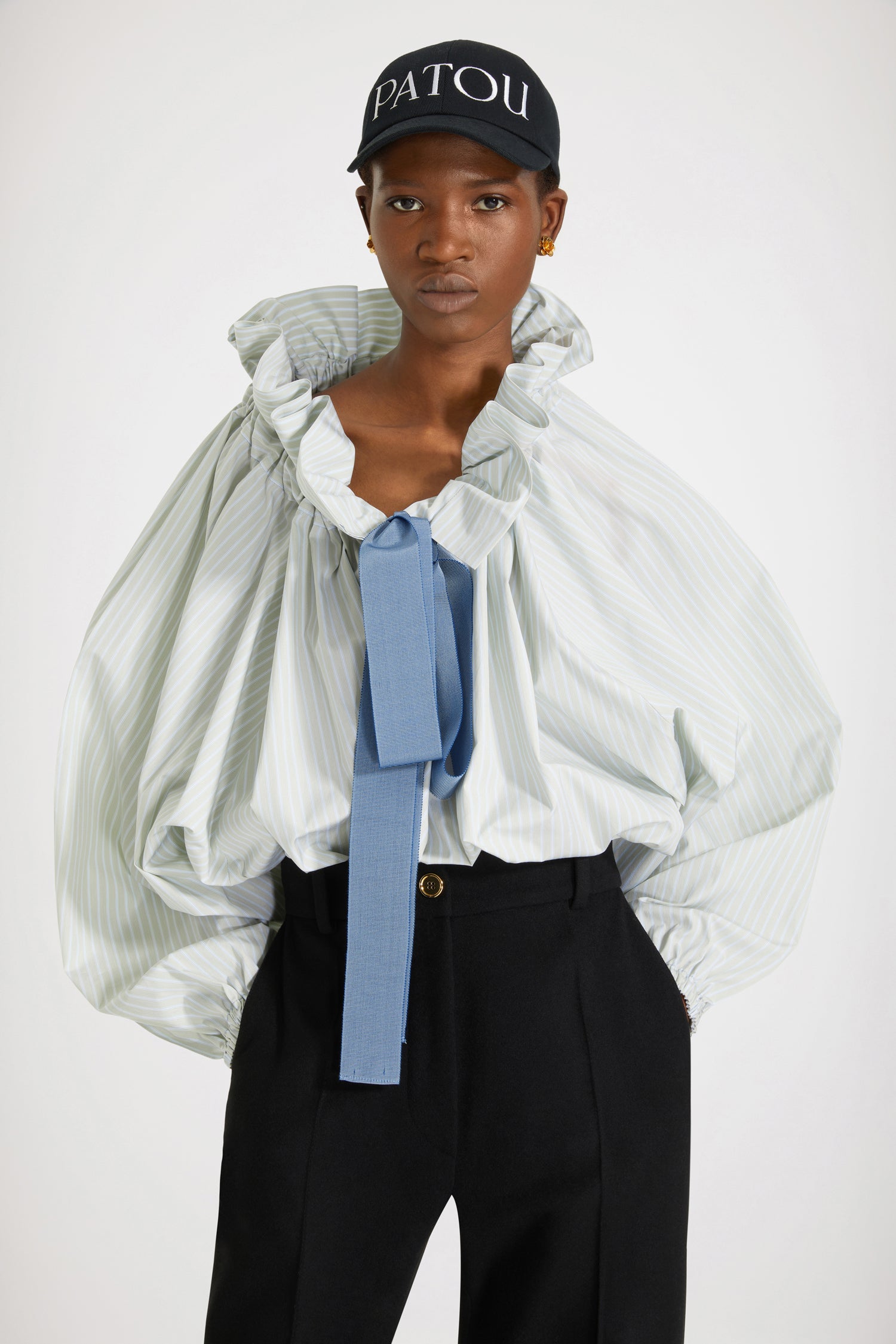 Patou - Haut à manches bouffantes en coton bio - Silver Green - Encolure fermée ou épaules dénudées ? Chez Patou on veut tout !Haut en coton bio. Rayures vertes et argent. Silhouette volumineuse. Col à coulisse avec détail de fronce et gros-grain. Manches chauve-souris resserrées aux poignets. Taille élastiquée.Coupe loose (pour une coupe plus ajustée : prendre une taille en-dessous de votre taille habituelle).