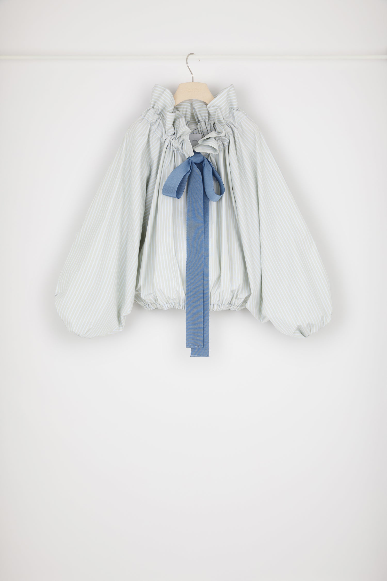 Patou - Haut à manches bouffantes en coton bio - Silver Green - Encolure fermée ou épaules dénudées ? Chez Patou on veut tout !Haut en coton bio. Rayures vertes et argent. Silhouette volumineuse. Col à coulisse avec détail de fronce et gros-grain. Manches chauve-souris resserrées aux poignets. Taille élastiquée.Coupe loose (pour une coupe plus ajustée : prendre une taille en-dessous de votre taille habituelle).