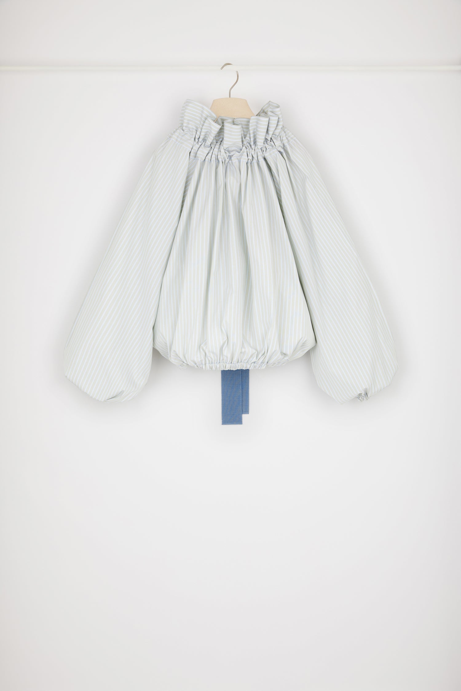 Patou - Haut à manches bouffantes en coton bio - Silver Green - Encolure fermée ou épaules dénudées ? Chez Patou on veut tout !Haut en coton bio. Rayures vertes et argent. Silhouette volumineuse. Col à coulisse avec détail de fronce et gros-grain. Manches chauve-souris resserrées aux poignets. Taille élastiquée.Coupe loose (pour une coupe plus ajustée : prendre une taille en-dessous de votre taille habituelle).