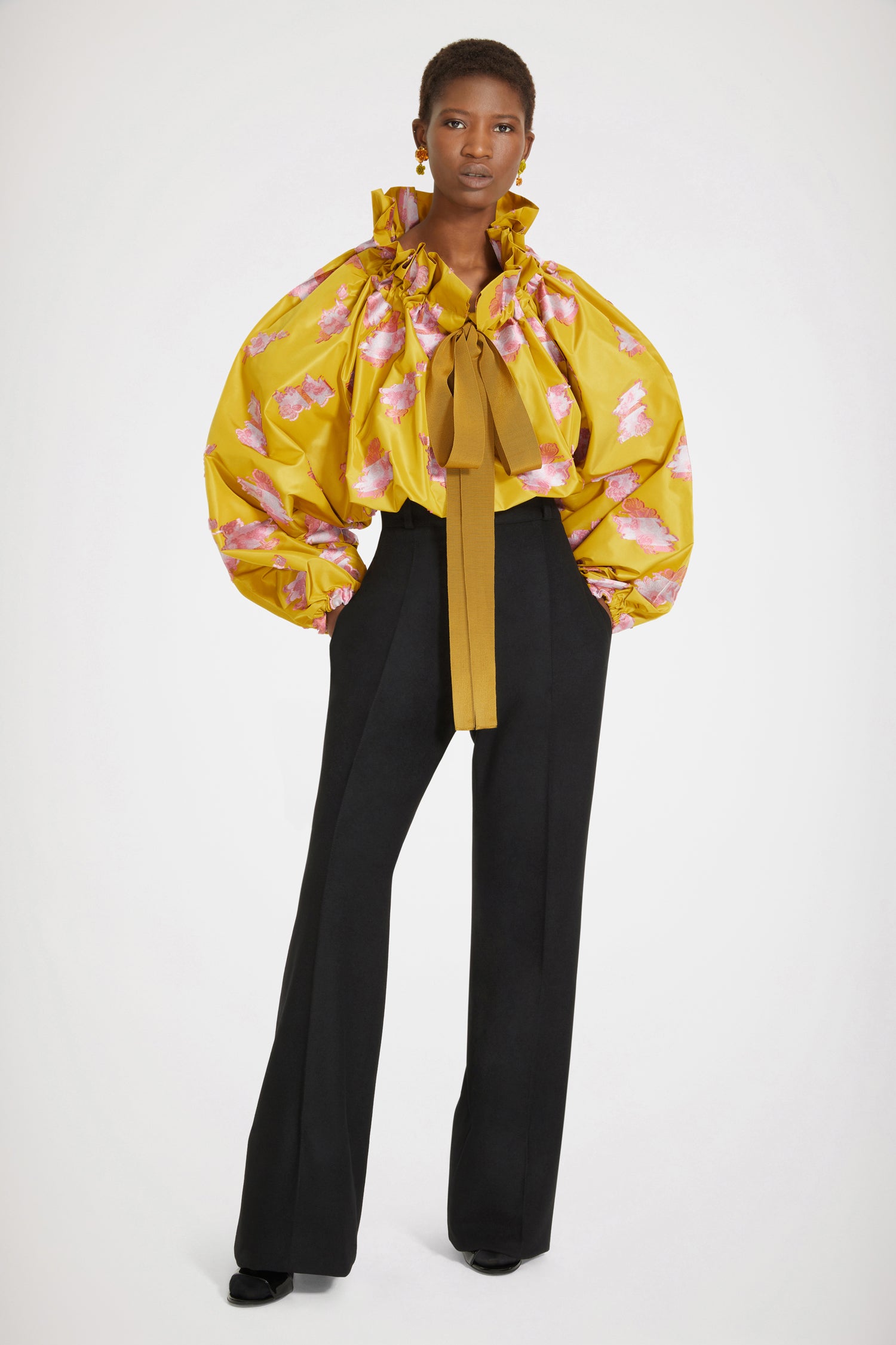 Patou - Top in faglia floreale con maniche a palloncino - Gold Absinthe - Collo alto o spalla scoperta? Il top Patou da indossare come decidi tu. Top in faglia color assenzio dorato. Disegni floreali. Vestibilità oversize. Può essere indossato chiuso sul collo o in modo da scoprire le spalle. Collo con dettaglio di balza sul fronte e coulisse in grosgrain. Maniche a pipistrello con polsini elasticizzati. Vita elasticizzata.Vestibilità ampia (seleziona una taglia in meno per un look aderente).