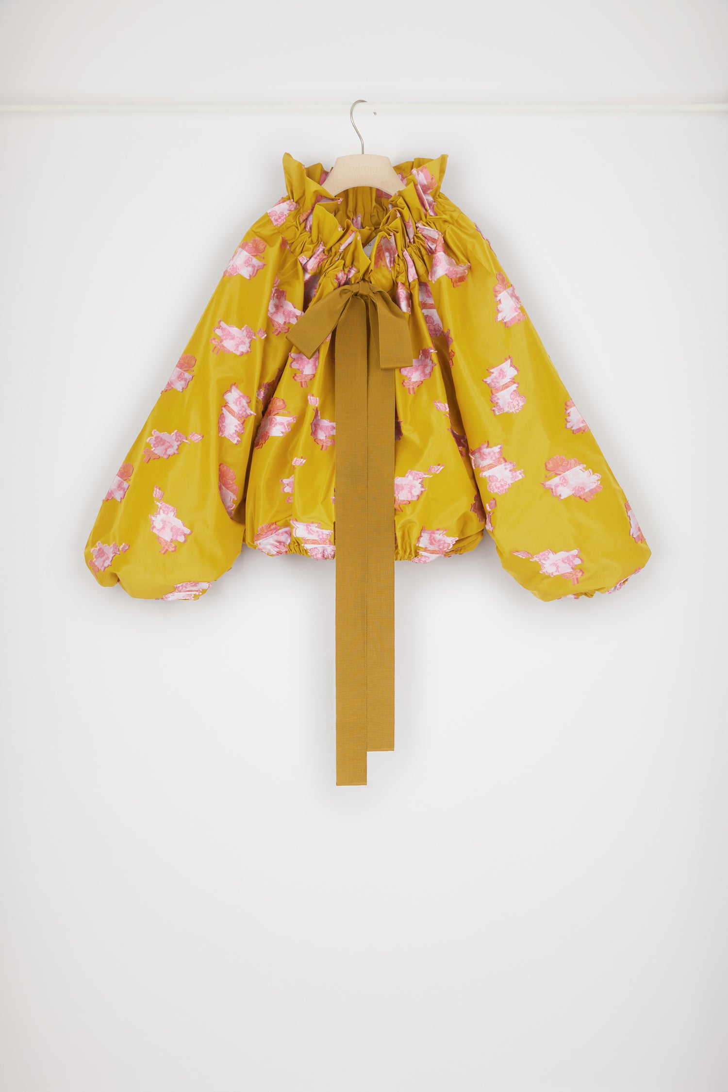 Patou - Top in faglia floreale con maniche a palloncino - Gold Absinthe - Collo alto o spalla scoperta? Il top Patou da indossare come decidi tu. Top in faglia color assenzio dorato. Disegni floreali. Vestibilità oversize. Può essere indossato chiuso sul collo o in modo da scoprire le spalle. Collo con dettaglio di balza sul fronte e coulisse in grosgrain. Maniche a pipistrello con polsini elasticizzati. Vita elasticizzata.Vestibilità ampia (seleziona una taglia in meno per un look aderente).