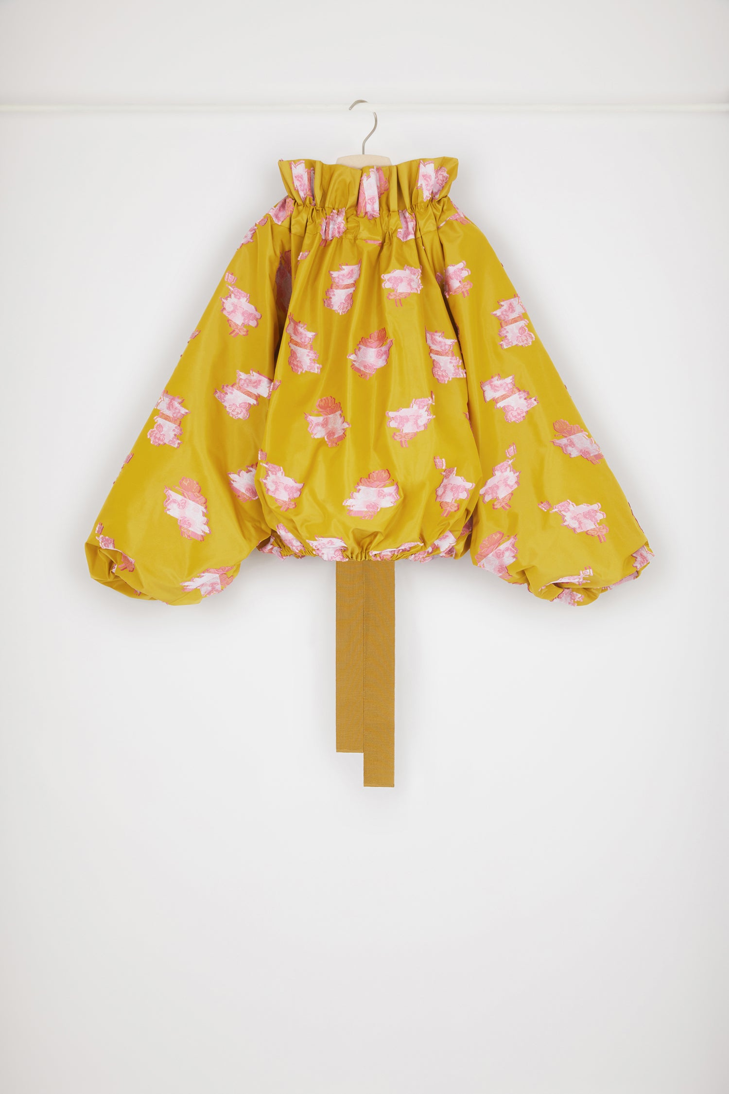 Patou - Top in faglia floreale con maniche a palloncino - Gold Absinthe - Collo alto o spalla scoperta? Il top Patou da indossare come decidi tu. Top in faglia color assenzio dorato. Disegni floreali. Vestibilità oversize. Può essere indossato chiuso sul collo o in modo da scoprire le spalle. Collo con dettaglio di balza sul fronte e coulisse in grosgrain. Maniche a pipistrello con polsini elasticizzati. Vita elasticizzata.Vestibilità ampia (seleziona una taglia in meno per un look aderente).