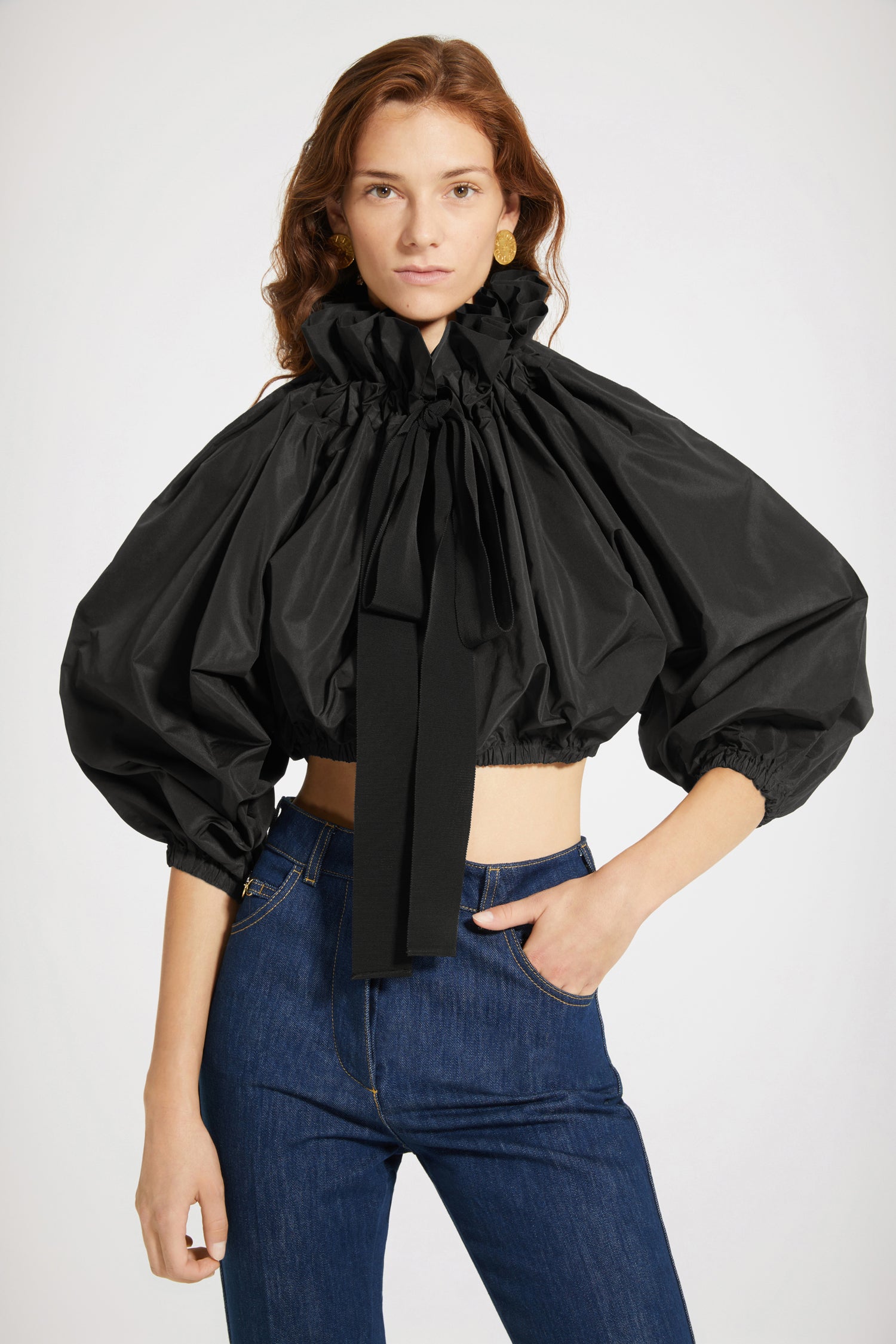 Patou - Kurz top aus Bio-Baumwolle mit Puffärmeln und Kordelzug - Black - Hochgeschlossen oder schulterfrei? Ihr Patou, Ihr Stil.Schwarzes Top aus recycelter Faille. Voluminöser Schnitt, kann um den Hals oder um die Schultern geknotet getragen werden. Tunnelzugkragen mit Volant vorne und langen Bändern aus Ripsband. Fledermausärmel mit elastischen Bundabschlüssen. Elastischer Taillenbund.Spring-Summer 2023 Show - Looks #11 and #14Kurz geschnitten.