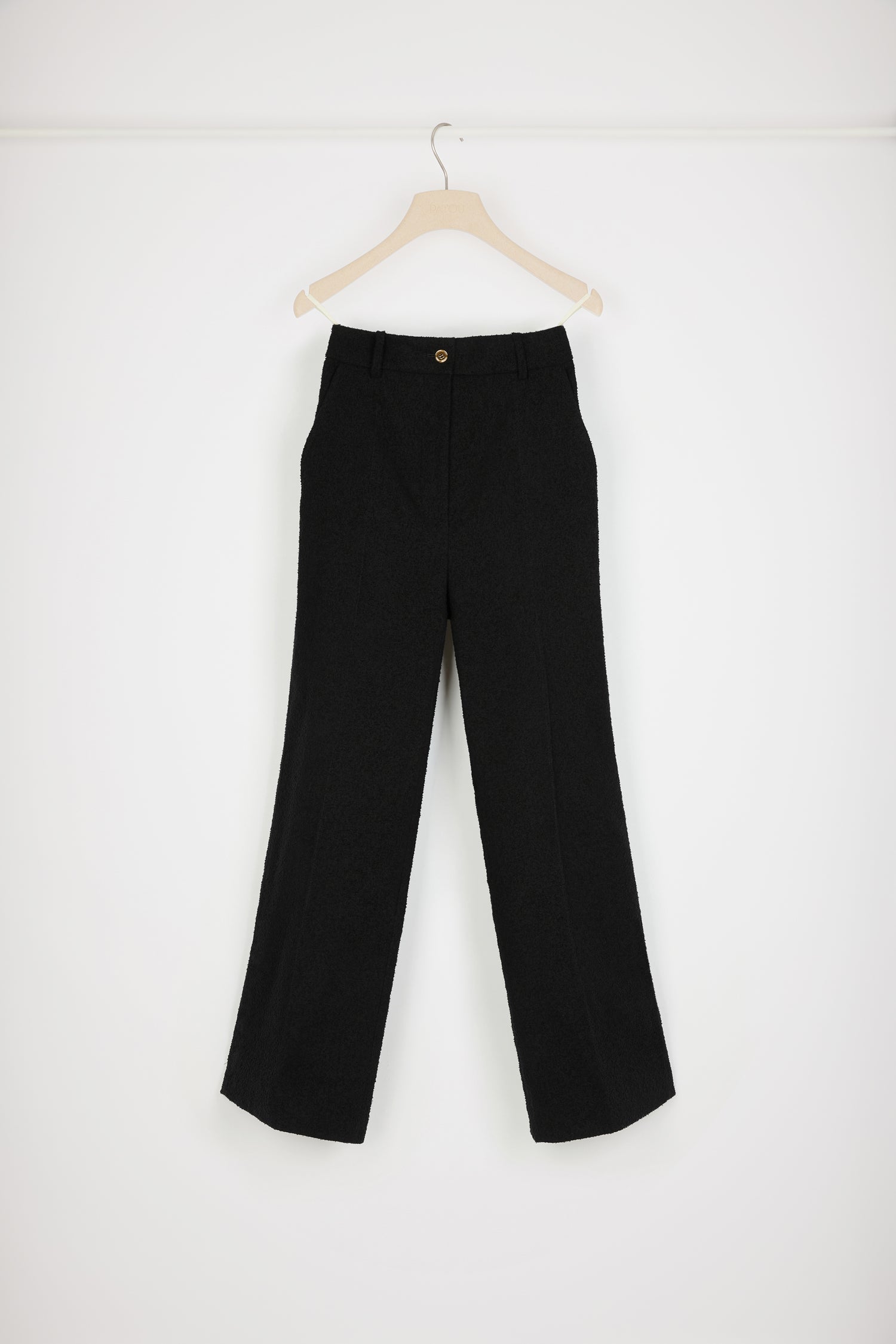 Patou - Ikonische Hose aus Baumwollmix und Tweed - Black - Tadellose Schneiderkunst mit einem Lächeln: ein Leben in Patou.Patous ikonische, maßgeschneiderte Hose aus Baumwollmix und Stretch-Tweed in Schwarz. Gerade geschnitten. Verschluss mit einem goldfarbenen Knopf mit JP-Gravur und Reißverschluss vorne. Gürtelschlaufen, zwei Seitentaschen. Charakteristische Abnäher hinten.Spring-Summer 2023 Show - Look #22