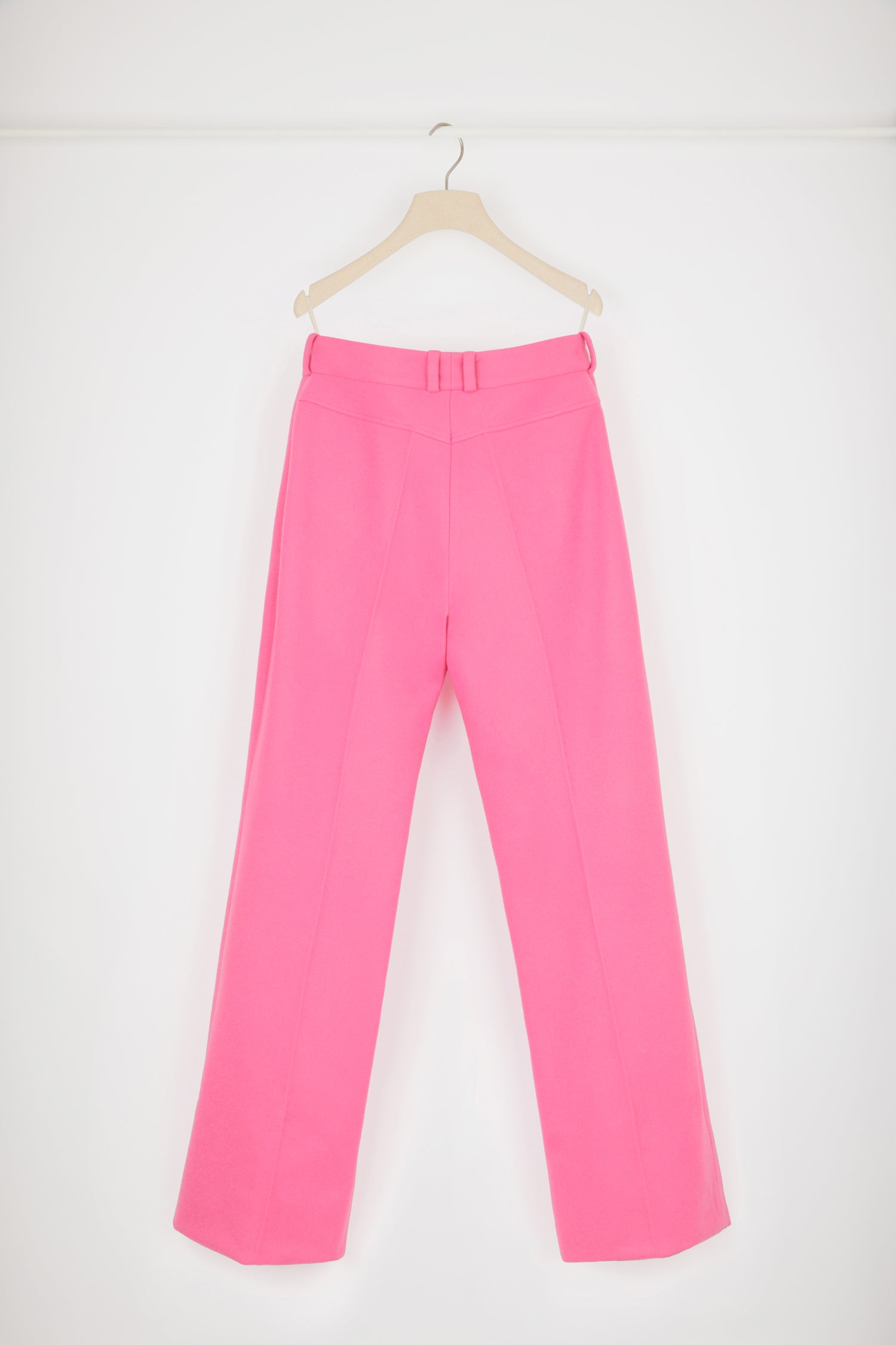 Patou - Hose mit ausgestelltem Bein aus verantwortungsvoll gewonnener Wolle und Kaschmir - Darling Pink - Wolle aus verantwortungsvollen Quellen, ein Hauch von Kaschmir und eine Spur Fantasie: die Traumhose von Patou.Hose aus verantwortungsvoll gewonnener Wolle und Kaschmir in Lieblich-Rosa. Leicht ausgestelltes Bein mit Bügelfalte vorne und hinten. Eiffelturm-Silhouette. Mittelhoher Bund. Goldfarbener Patou Knopfverschluss vorne. Gürtelschlaufen. Seitentaschen.