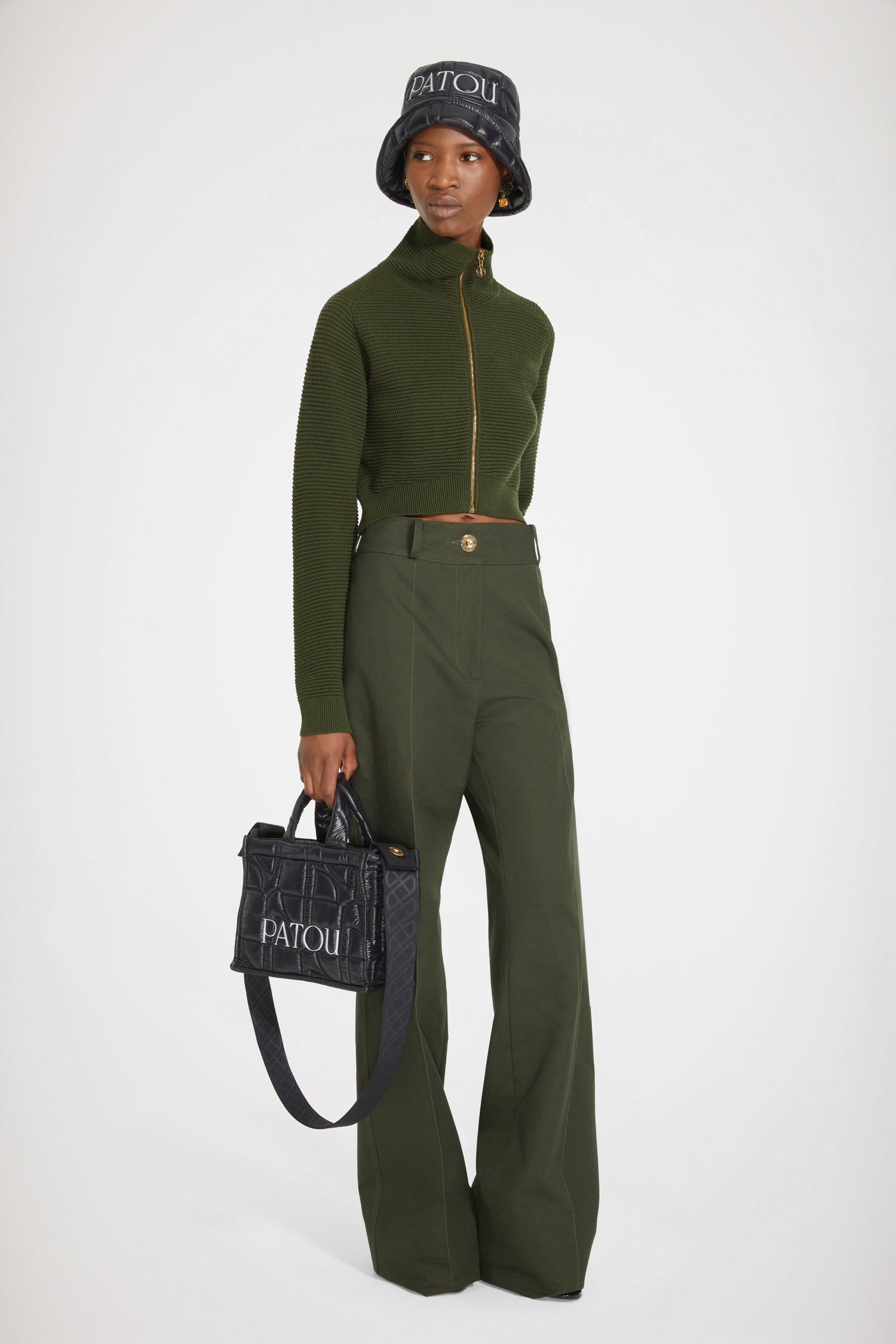 Patou - Pantalone svasato in cotone bio - Winter Moss - Vita bassa, haute couture!Pantalone in tela di cotone verde Muschio d’Inverno. Gamba leggermente svasata con piega davanti e dietro. Chiusura con bottone oro. Passanti per cintura. Logo Patou ricamato sul retro. Tasche ai lati. Tasche larghe sul retro per sottolineare la silhouette a ispirazione Torre Eiffel.
