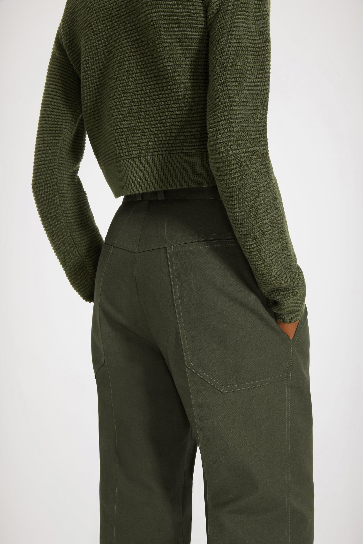 Patou - Pantalone svasato in cotone bio - Winter Moss - Vita bassa, haute couture!Pantalone in tela di cotone verde Muschio d’Inverno. Gamba leggermente svasata con piega davanti e dietro. Chiusura con bottone oro. Passanti per cintura. Logo Patou ricamato sul retro. Tasche ai lati. Tasche larghe sul retro per sottolineare la silhouette a ispirazione Torre Eiffel.