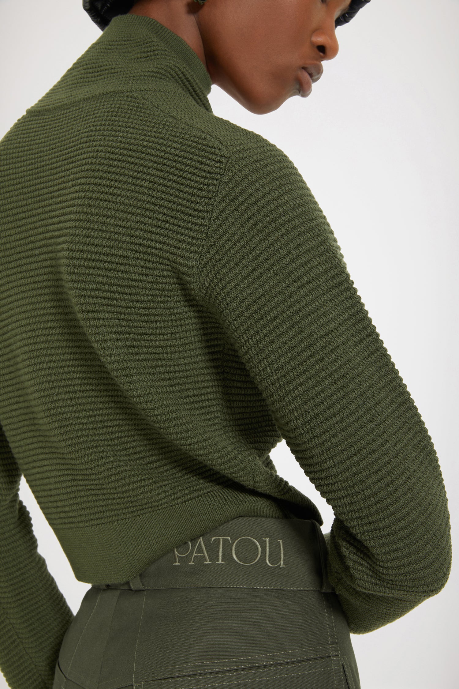 Patou - Pantalone svasato in cotone bio - Winter Moss - Vita bassa, haute couture!Pantalone in tela di cotone verde Muschio d’Inverno. Gamba leggermente svasata con piega davanti e dietro. Chiusura con bottone oro. Passanti per cintura. Logo Patou ricamato sul retro. Tasche ai lati. Tasche larghe sul retro per sottolineare la silhouette a ispirazione Torre Eiffel.