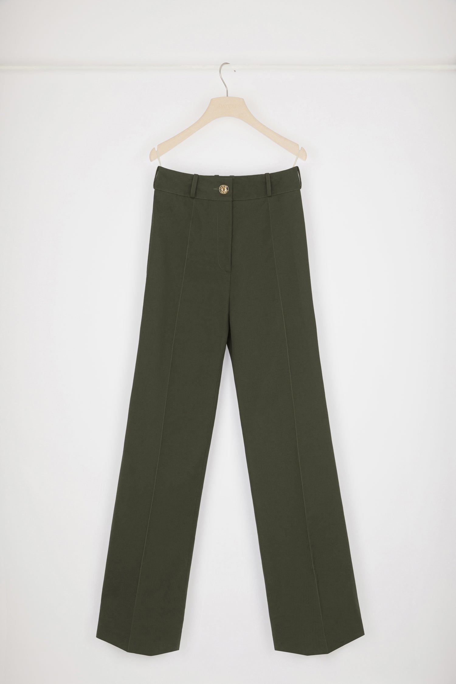 Patou - Pantalone svasato in cotone bio - Winter Moss - Vita bassa, haute couture!Pantalone in tela di cotone verde Muschio d’Inverno. Gamba leggermente svasata con piega davanti e dietro. Chiusura con bottone oro. Passanti per cintura. Logo Patou ricamato sul retro. Tasche ai lati. Tasche larghe sul retro per sottolineare la silhouette a ispirazione Torre Eiffel.