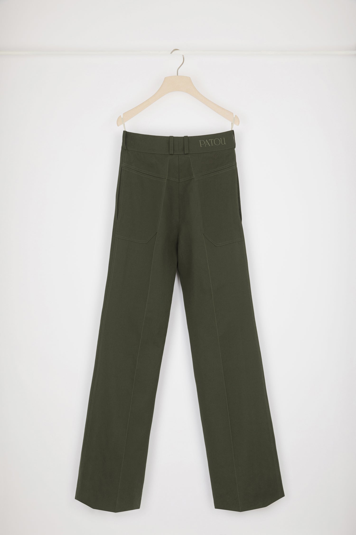 Patou - Pantalone svasato in cotone bio - Winter Moss - Vita bassa, haute couture!Pantalone in tela di cotone verde Muschio d’Inverno. Gamba leggermente svasata con piega davanti e dietro. Chiusura con bottone oro. Passanti per cintura. Logo Patou ricamato sul retro. Tasche ai lati. Tasche larghe sul retro per sottolineare la silhouette a ispirazione Torre Eiffel.