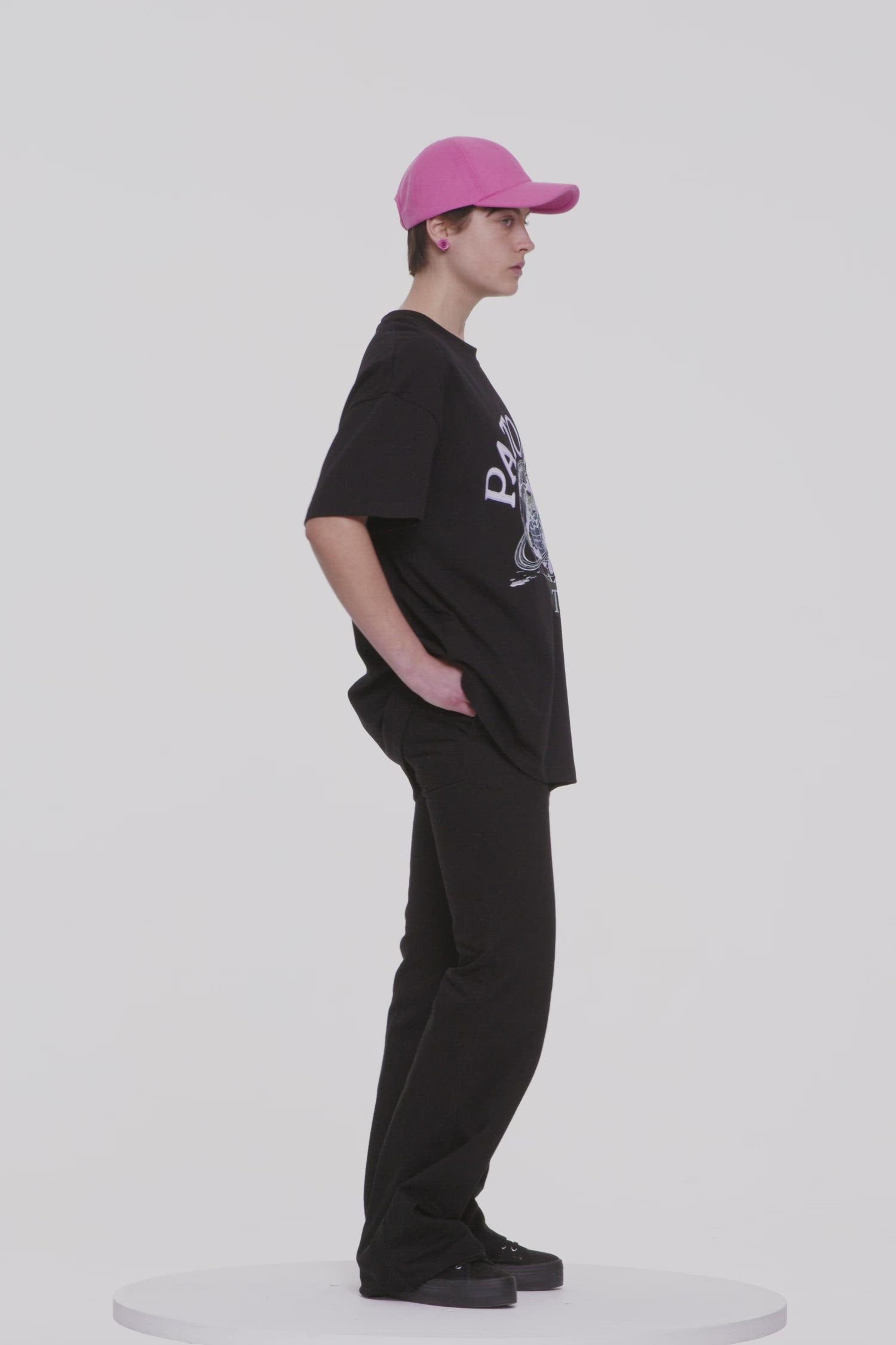 Patou - Maglietta Patou Tour in cotone bio - Black - Nuove avventure in tutto il mondo dal 2019. Maglietta in cotone bio nero. Vestibilità oversize. Stampa Patou Tour con logo e mappamondo. Monogramma JP sul retro. Look unisex (per gli uomini: prendere una taglia in più).