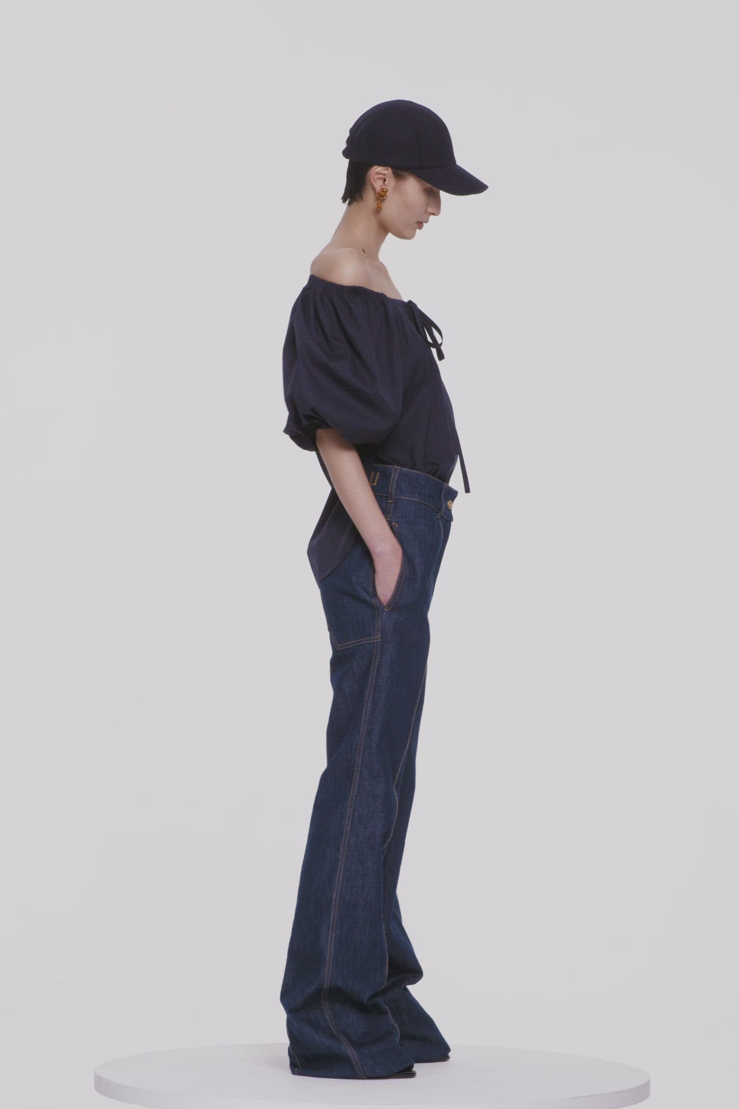 Patou - Haut à coulisse en coton bio - Parisian Night - Les manches prennent de l’ampleur.Haut en coton bio bleu nuit parisienne. Encolure carrée avec détail de coulisse et liens à nouer à l’avant. Manches ballon volumineuses.