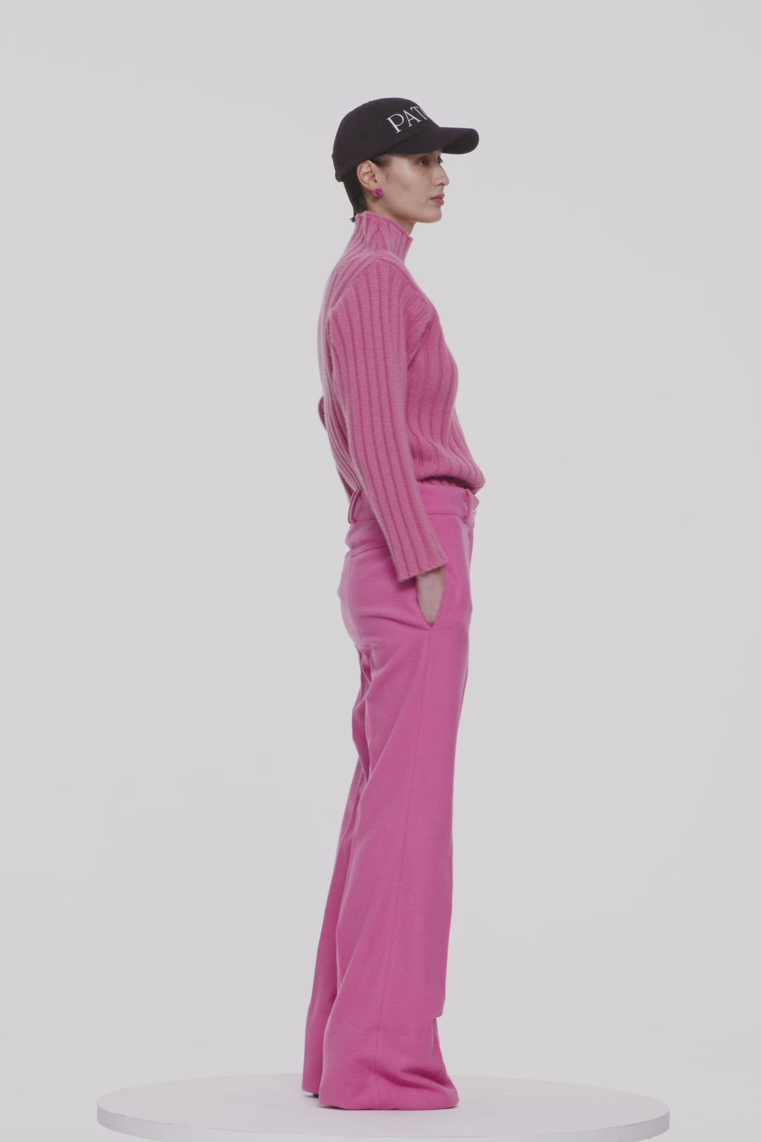 Patou - Maglione a costine larghe in lana e cachemire - Darling Pink - La lana a costine si declina in versione contemporanea. Maglione in lana e cachemire rosa darling. Maglia a costine. Collo largo. Etichetta Patou nera sulla manica sinistra.