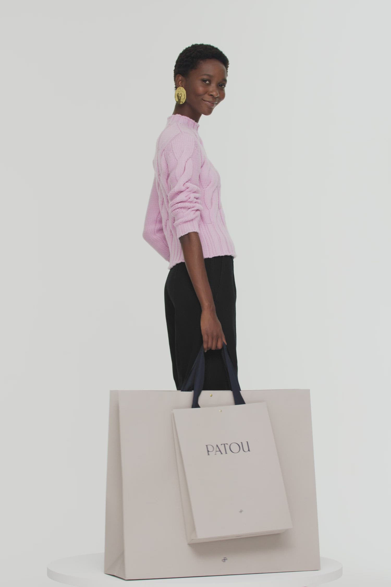 Patou - Pull à torsades en laine - Lilac - Le pull torsadé joue la carte de la modernité.Pull à torsades en laine mérinos lilas. Coupe courte et manches trois-quarts. Bordures côtelées au col, aux poignets et à la taille. Étiquette Patou brodée.