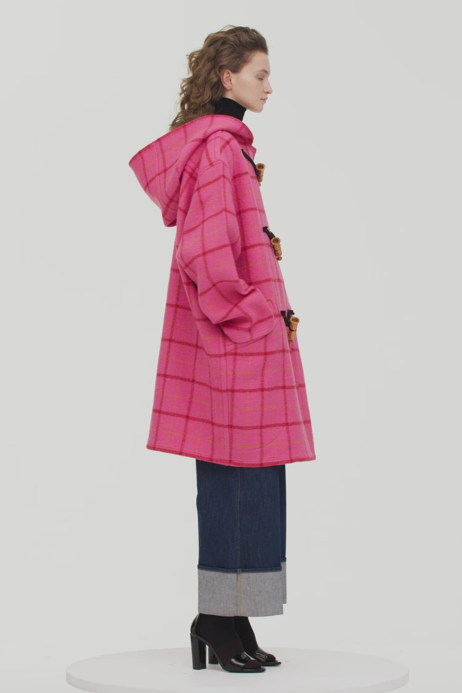 Patou - Montgomery in lana vergine a scacchi - Pink Checkerboard - Un classico si reinventa attraverso dettagli inaspettati.Montgomery in cachemire e lana rosa a scacchi. Vestibilità oversize. Collo con cappuccio. Chiusura con bottoni in legno ispirati ai richiami per uccelli e bottoni a pressione nascosti. Logo JP stilizzato ricamato in nero sulla manica sinistra. Larghe tasche applicate.