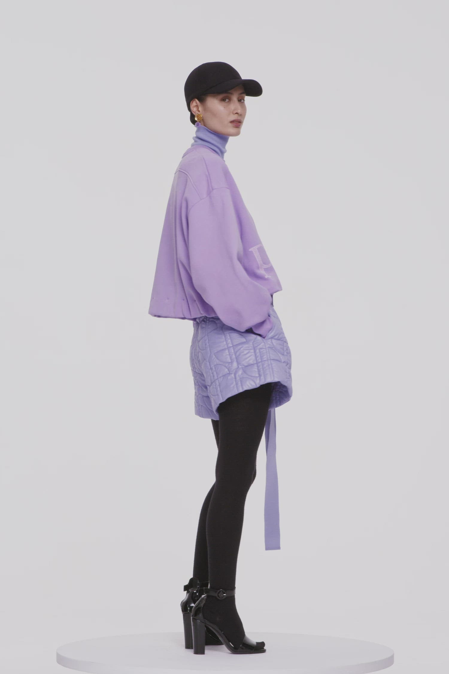 Patou - Kurz geschnittenes Sweatshirt mit Zugband aus Bio-Baumwolle - Lilac - Bühne frei für das Ripsband!Sweatshirt aus Bio-Baumwolle in Flieder. Kurz geschnitten. Rundhalsausschnitt. Kragen und Ärmelabschlüsse gerippt. Tief angesetzte Ärmel. Patou Logo in schraffierten Buchstaben. Zugbandsaum aus Ripsband.Lockerer Schnitt (für einen körperbetonteren Stil bitte eine Größe kleiner wählen).