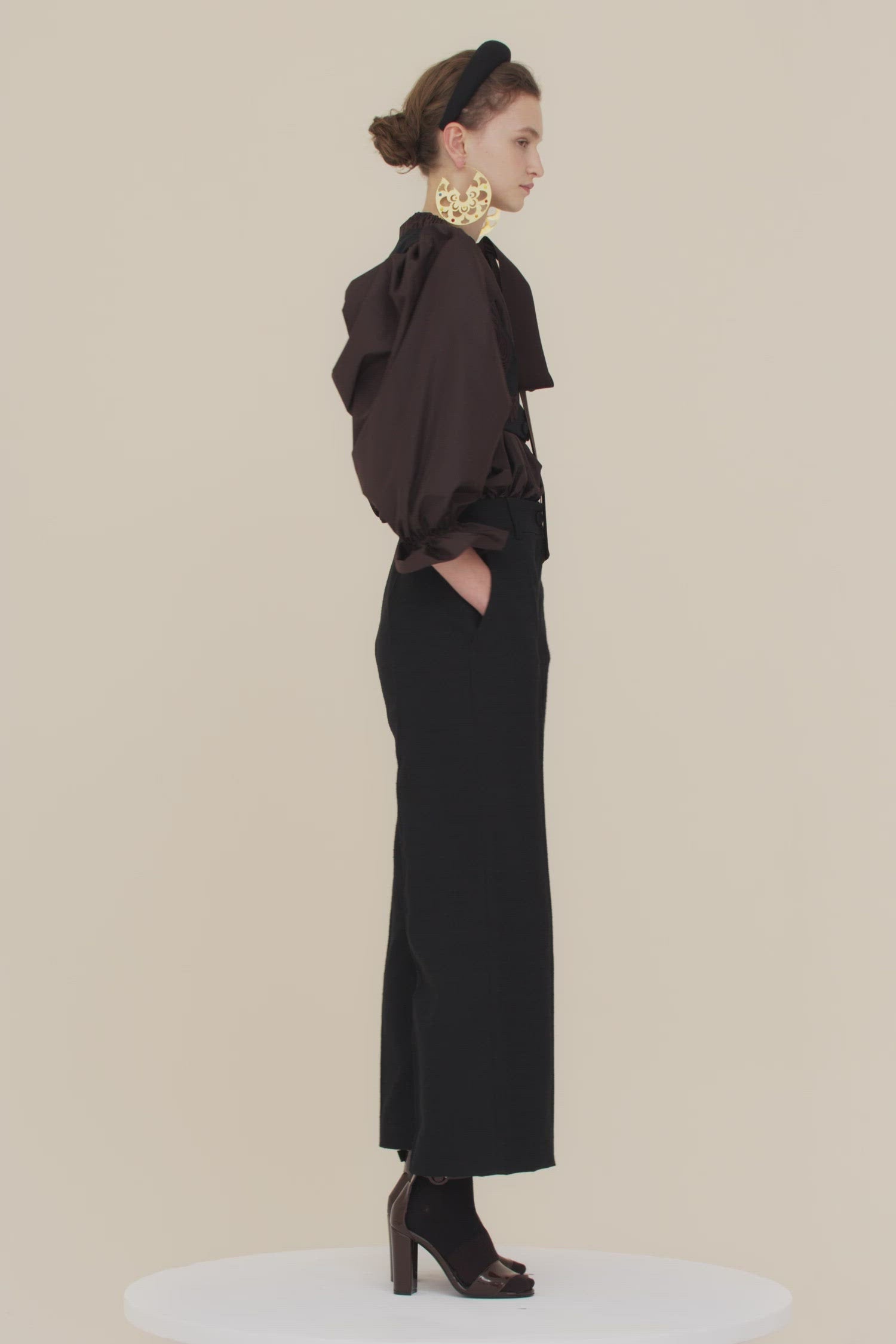 Patou - Legendäre leicht verkürzte Hose aus Bio-Tweed - Black - Französische Schneiderkunst, makellos gearbeitet und unendlich charmant.   Schwarze Hose aus Baumwolle und Wolltweed. Gekürzte Silhouette mit geradem Bein. Frontverschluss mit stoffbezogenen Knöpfen. Gürtelschlaufen. Seitentaschen. Charakteristisch geschwungene Naht hinten.