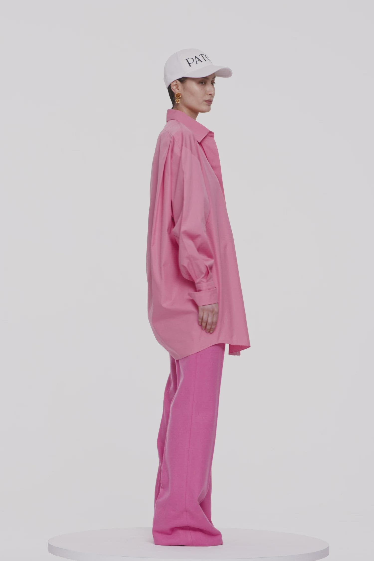 Patou - Vestito camicia mini in cotone bio - Confetti Pink - Camicia lunga o vestito mini? Due possibilità, una silhouette. Vestito in cotone bio rosa coriandoli. Modello corto. Bottoni nascoti. Patou ricamato sul davanti. Polsini abbottonati. Vestibilità ampia (seleziona una taglia in meno per un look aderente).