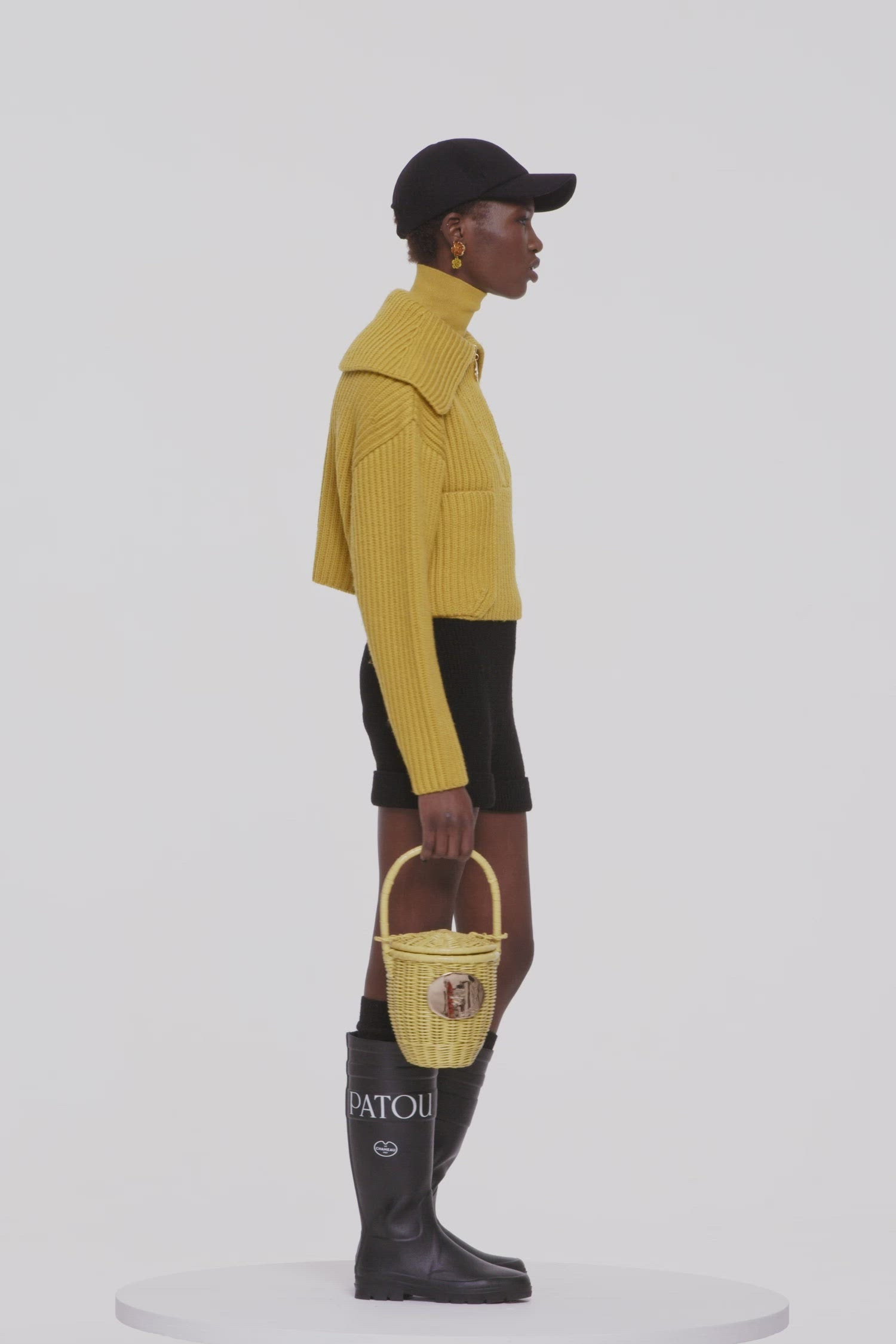 Patou - Maglione in lana a costine con zip - Absinthe - Lo zip JP brilla sulla lana.Maglione in lana merino giallo assenzio. Maglia a costine. Modello corto. Collo oversize; zip oro con dettaglio JP ispirato agli archivi Jean Patou. Dettagli di trecce intorno al collo. Due tasche sul davanti.