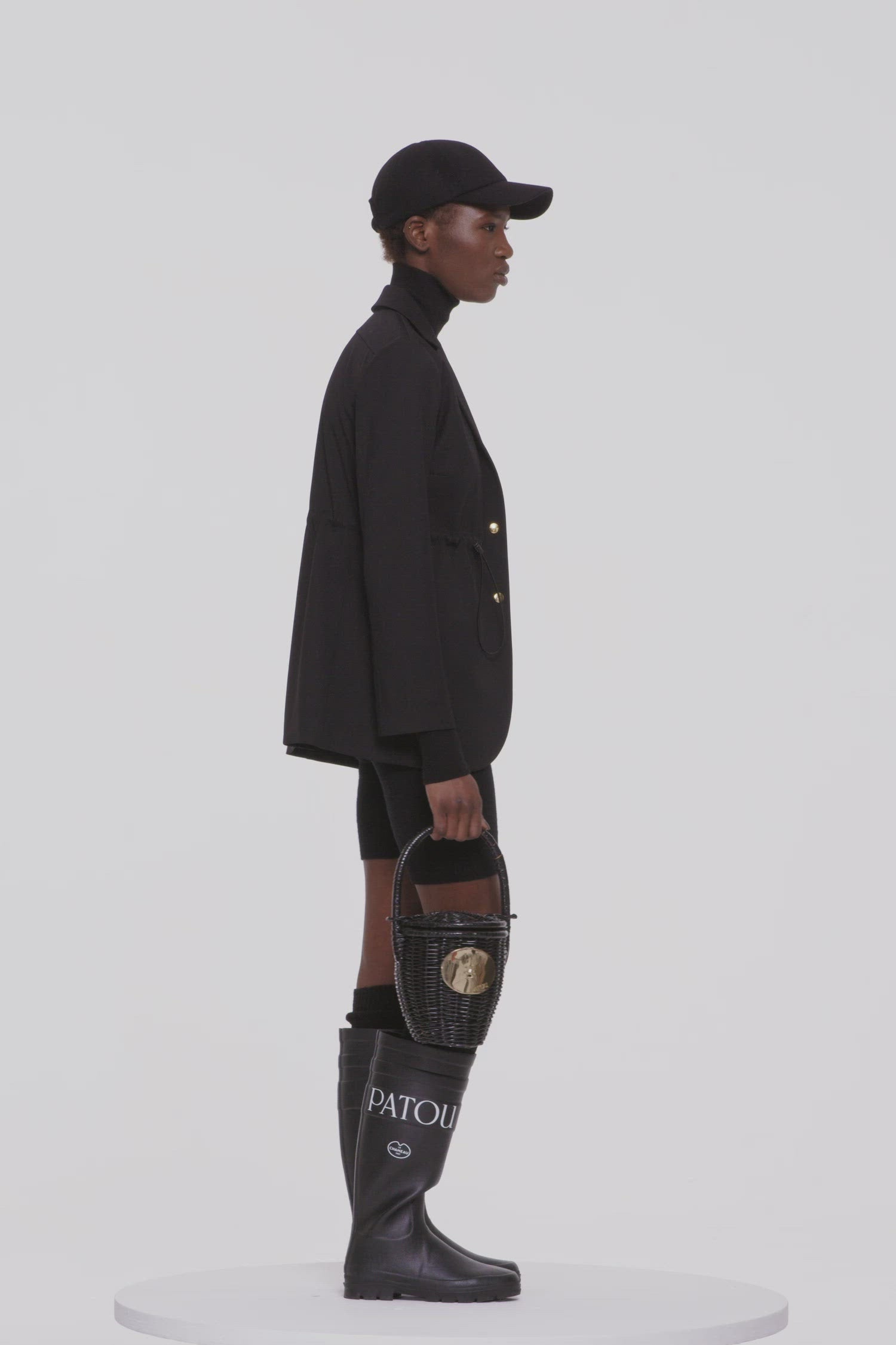Patou - Jacke mit Zugband aus Schurwolle - Black - Höchste Schneiderkunst für die Patou Generation.Jacke aus Schurwolle in Schwarz. Einreihig geknöpft. Zwei goldfarbene Druckknöpfe vorne. Taillenzugband. Hinten einfach geschlitzt. Ungefüttert.
