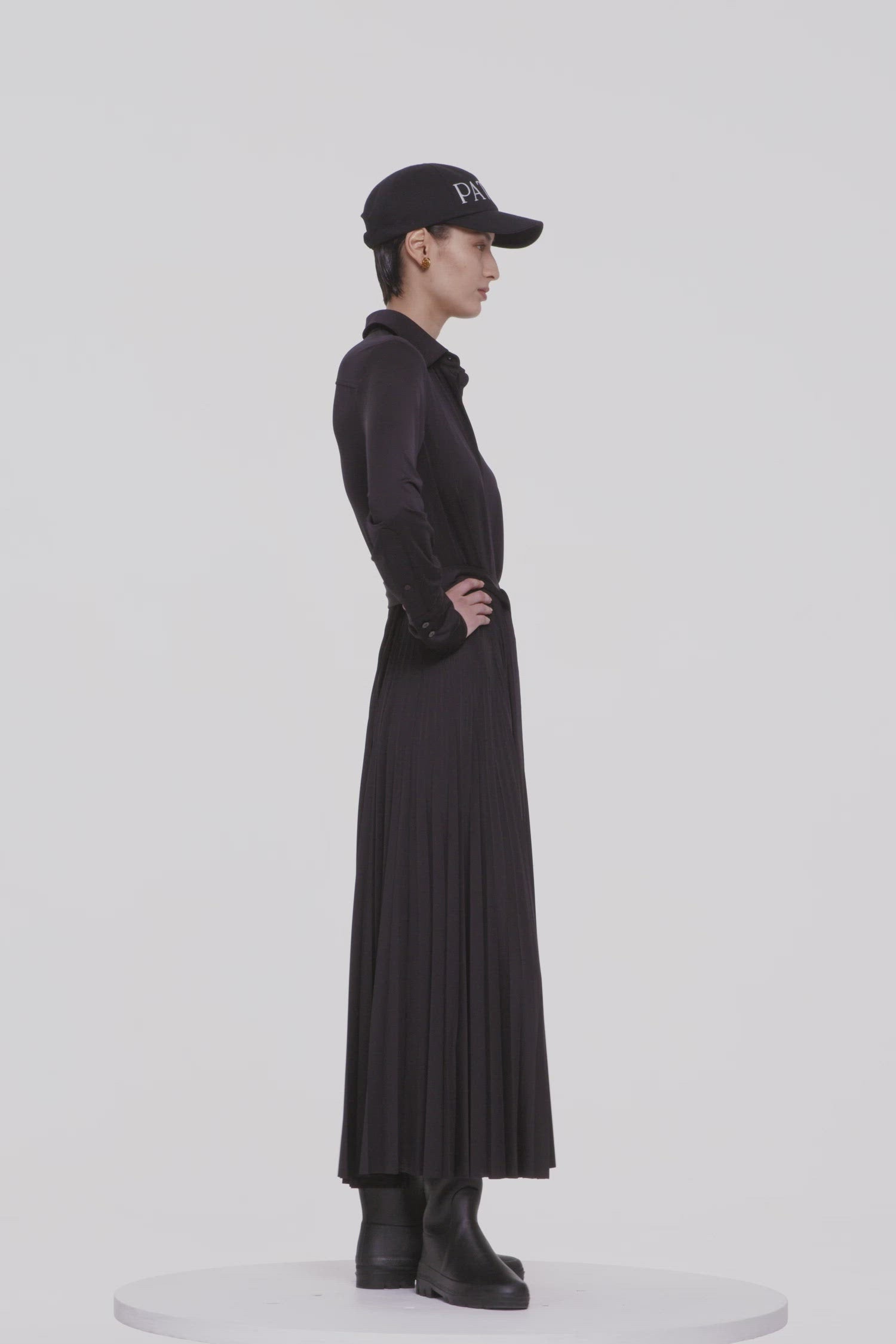 Patou - Pleated maxi dress in recycled polyester - Black - Patou pleats? A perfect pairing!Black recycled polyester dress. Maxi length. Shirt collar. Concealed button fastening. Buttoned cuffs. Patou logo embroidered on the left cuff. Self-tie belt at the waist. Pleated skirt. We advise you to choose a size above.