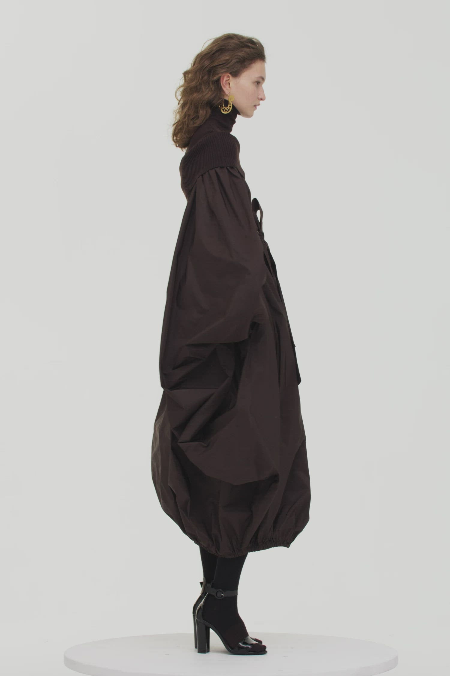 Patou - Pullover aus Rippstrick mit hohem Kragen - Havana - Der perfekte Stilklassiker für einen eleganten, schlichten Lagenlook.   Havannabrauner Pullover aus Rippstrick. Körpernahe Passform mit hohem Kragen. Kurz geschnitten. Kleines schwarzes JP-Logo vorne.